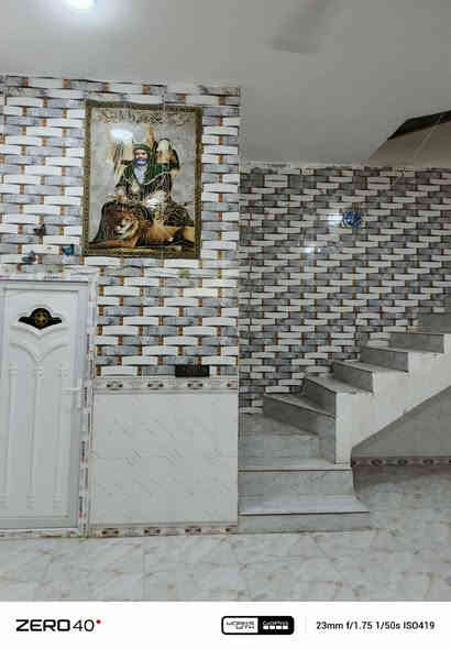 سلام عليكم دار للبيع بحي الجامعه قرب صيطرة ال عواد مقابيل مدرسة السجايا  المساحه 100 مربع غرفه وصاله ومطبخ وستقبال طابق ثاني غفتين نوم بناء حديث رباط ارضي 60×40 استفسار ع رقم ***********
