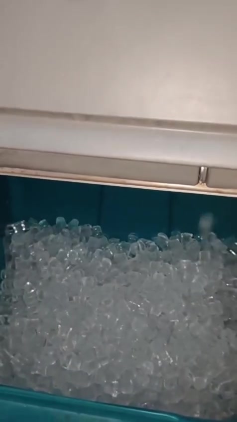 ايس ميكر ثلج 🧊 بلوري فنجان 🍵 بريما ايطالي انتاج 270 كيلو ثلجابة خشنة وكامله المكينة قوية كلش وغنيه ع التعريف سحبها للتيار 7 الى 10 امبير استقرار بسعر كلش مناسب للاستفسار مراسلة الصفحة او الاتصال + واتساب ***********
