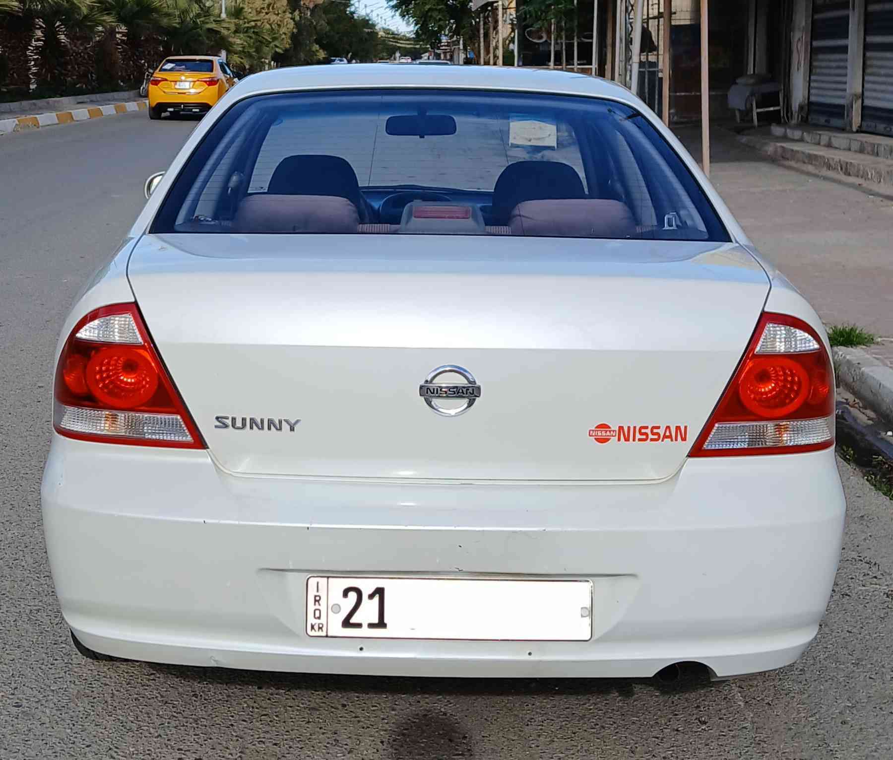 نیسان صنی کوری مودیل 2010 لون أبيض
 صدف داخل أسود كير ئوتوماتیك
بدون صبغ جاملغ كدام طرف سايق بارد
 4 جام كهربائية  بیلاجکتور 4 تايرات جديد 
رقم سلێمانية
سنوية جديد لحد 2030
بها بطاقة بنزين ماشية 225
محرك ابيض مرغوب
كير محرك بشرط
مکان سیارة کرکوك
سعر 105 مجال 
*********** كركوك, العراق
