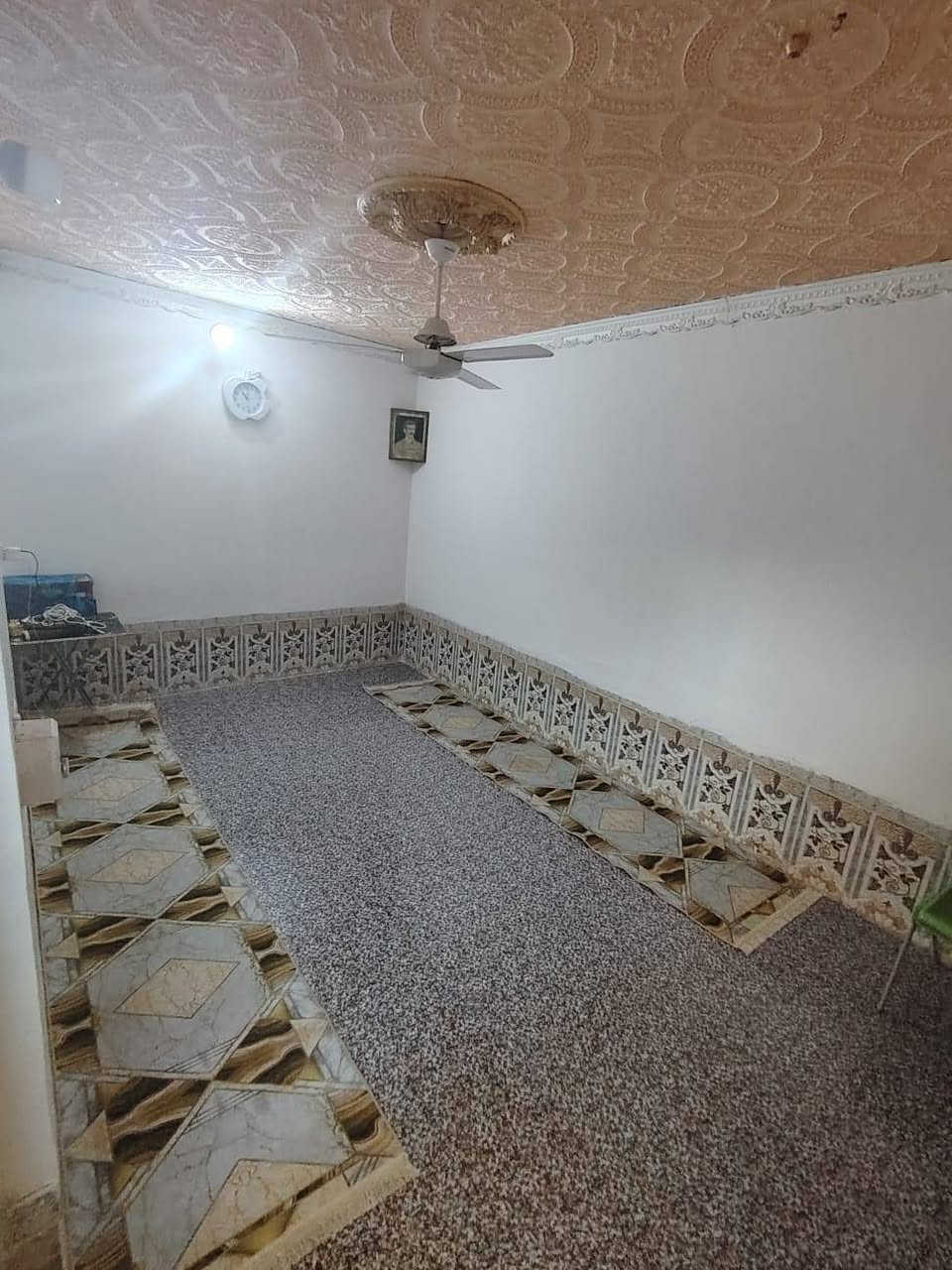 الدار للبيع مساحه 110م واقع حال 100م في حي التضحيه شارع العياده الستداره الثانيه قرب مجمع المرتضئ يبعد عن شارع العياده رابع بيت عنه متوفر جميع الخدمات يتكون من غرفه وصاله دوانيه مطبخ+منور وصحيات (سعر 100وبيه مجال) باقي التفاصيل تصل عله رقم ***********
