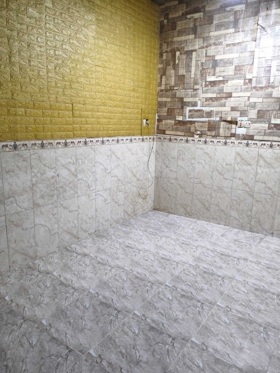 حياكم الله 
الموقع الجمهورية شارع المكاتب البيت 6 فرع عن سوق الجمهورية 
البيت طابقين غرفتان واحدة في طابق الارضي و 2 في طابق الاول 
*خدماته* هناك 2 براميل ماء واحد طابق ارضي والثاني في الاول منها ماء حلو وماء اعتيادي حسب رغبة المؤجر
لكن أن يكون دفع الماء والكهرباء على المؤجر 
مساحته 54م
***********
