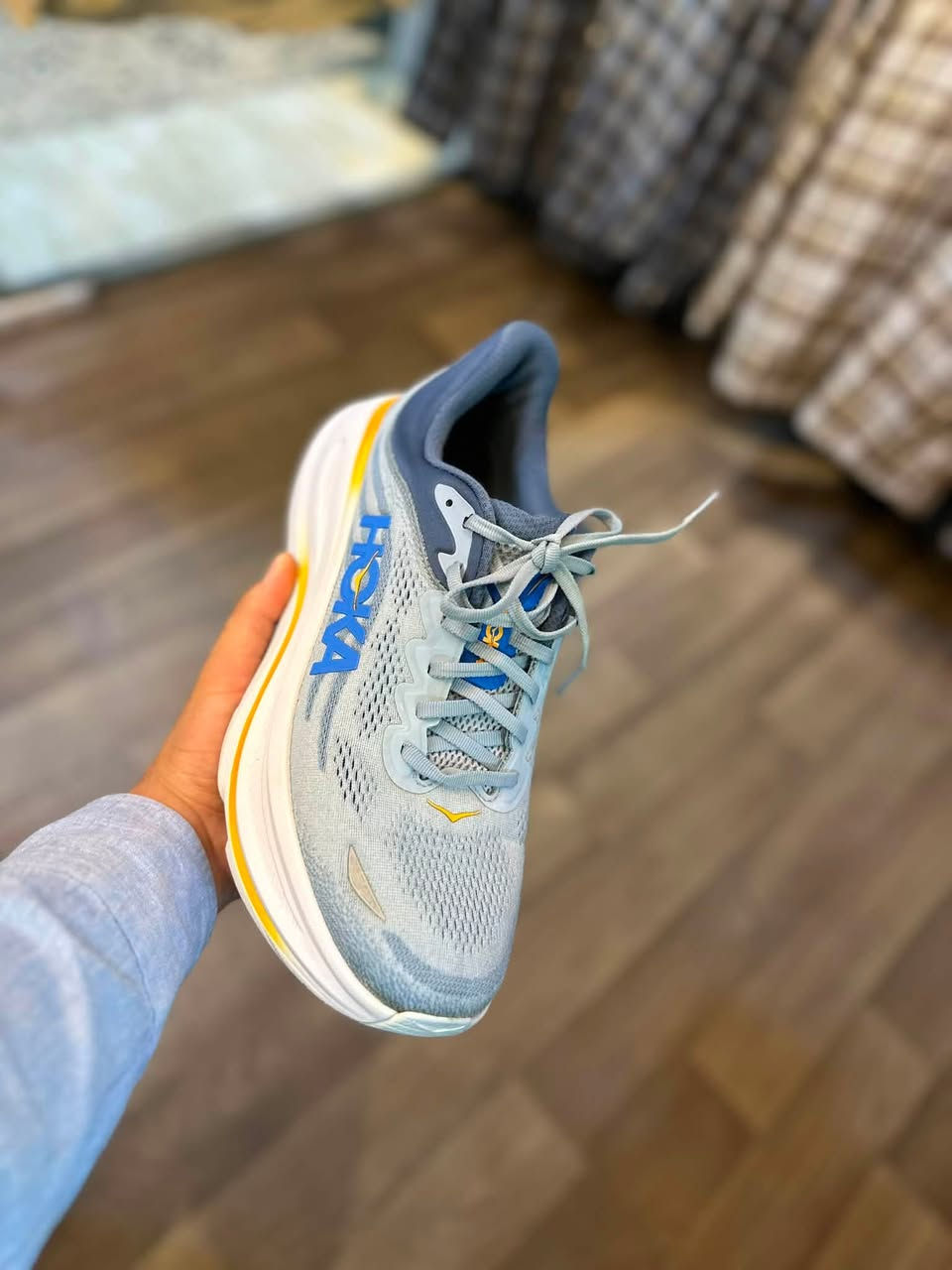 حذاء ماركة hoka cliftone 9 اصلي ١٠٠/١٠٠ 
النضافه ١٠٠/١٠٠
القياس ٤٤  طول القدم ٢٨ و نص
يوجد توصيل جميع المحافضات 🚕🚕


**إذا كنت صاحب هذا الإعلان وتريد حذفه لأي سبب، رجاءا أرسل رسالة إلى الدعم الفني**