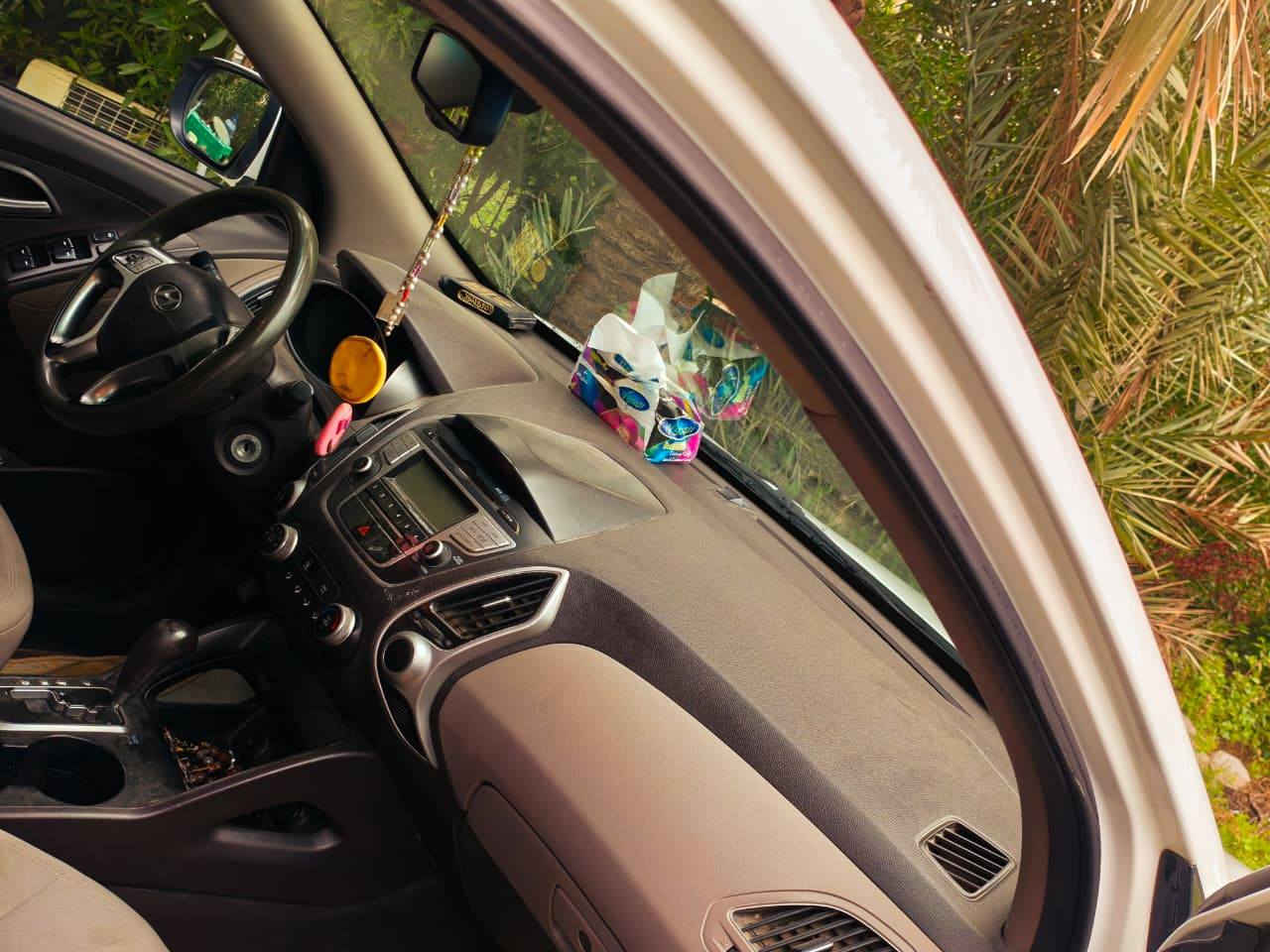 السلام عليكم 
للبيع سيارة توسان خليجي 2012 رقم اربيل ابيض اللون مكفول من الصبغ عدا مسطرة صبغ في صندوق السيارة محرك وگير وتبريد مكفول عداد حقيقي 179 الف 
سيارة جديدة ما متعوبه حدادية جديدة مع دسكات نظام ABS تحكم ستيرن 5 ويل كب 4 ديسك .كامرا 
مكان السيارة نجف السعر المطلوب 137 للأستفسار اكثر الاتصال على الرقم ***********
