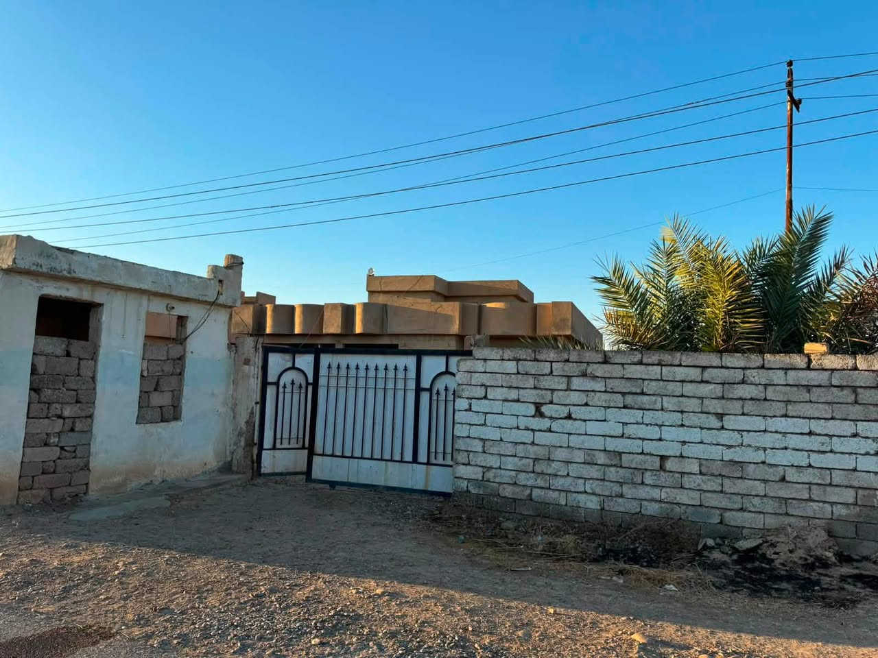 السلام عليكم بيت للبيع
المساحة اكثر من 600م 

موقع البيت السكنية خلف اسواق الخانوكة يبعد عن السايدين20 متر  بتجاه محطة كهرباء السكنية مقابل تقاطع (خانوكة مسيحلي) 

3غرف نوم 

مطبخ 

صحيات 

ربعة 

موزع 

حوش جبير 

كامل خدمات واصلة ماء كهرباء تبليط 

السند زراعي 25حق التصرف 

السعر 85 وبي مجال 

للستفسار الاتصال على الارقام التالية

***********/

***********
