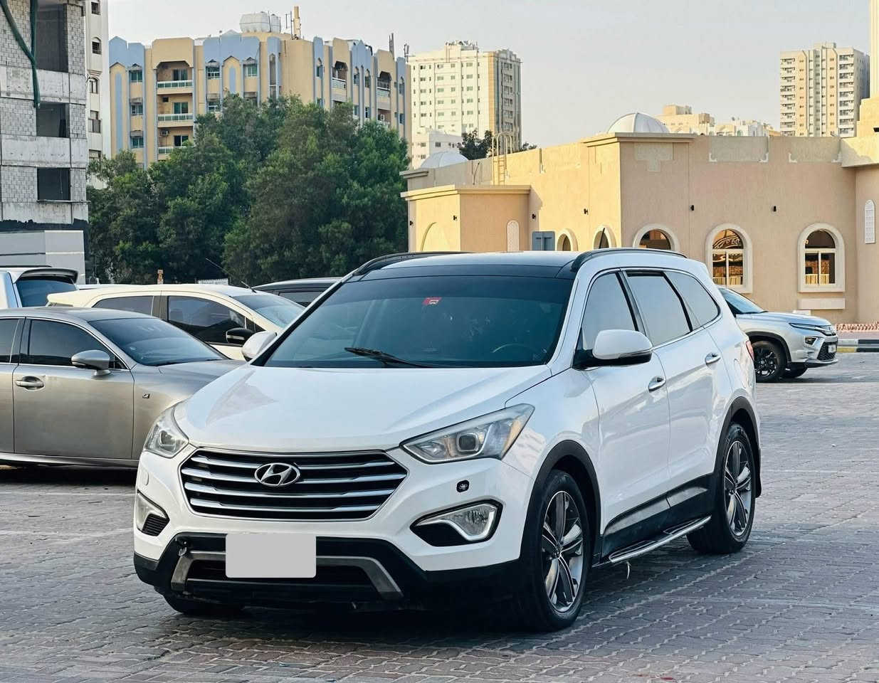 هيونداي جراند سنتافي 2014 خليجي  مكفوله كفاله عامه ماعده بارد بيه جهه الباب الخلفي گد خمس اصابع طرف الباب  (أعلى فئة) هي SUV عائلية بـ 7 مقاعد، تتميز بمحرك 3.3 لتر V6 (ينتج 270 حصان)، دفع رباعي، وفتحة سقف بانوراما. تأتي بتشغيل بصمة، مقاعد جلد كهربائية مع تبريد وتدفئة، نظام ملاحة، كاميرا خلفية،  تتوفر مساحة أوسع (أطول 225 ملم) من النسخة العاديه 
أبرز المواصفات التفصيلية (الفول الكامل/الجراند):
المحرك والأداء: 3.3 لتر، 6 سلندر، 3300 سي سي، ناقل حركة أوتوماتيكي بـ 6 سرعات.
التصميم: فتحة سقف بانورامية، مصابيح ضباب، شبك أمامي مطلي بالكروم.
التجهيزات الداخلية: 7 مقاعد جلد (صف ثالث قابل للطي)، مقاعد أمامية كهربائية مع ذاكرة وتبريد/تدفئة، مكيف خلفي.
التقنيات: شاشة نظام ملاحة/ترفيه، تشغيل بضغطة زر (بصمة)، دخول بدون مفتاح، مثبت سرعة.
السلامة والأمان: نظام مراقبة النقطة العمياء،نظام (ESC) للتحكم بالاستقرار، نظام (HAC)'…اشاره ترحيب عن بعد السيارره فوووول الفووول 

مكينه  6 سلندر يعني 3600 وگير وحداديه وتخمً تاير جديد ع الشرط ترايك للبصره لاتنقيص ولاتبخير ابيع شررط يعني مضمونه سياره بسمي شخصيا مراوس او بيع 
رقم الماني الجديد هزه جديده كله جديد فقط مداور المرور 
السعر 183 الاتصال ع الرقم ***********او ***********

