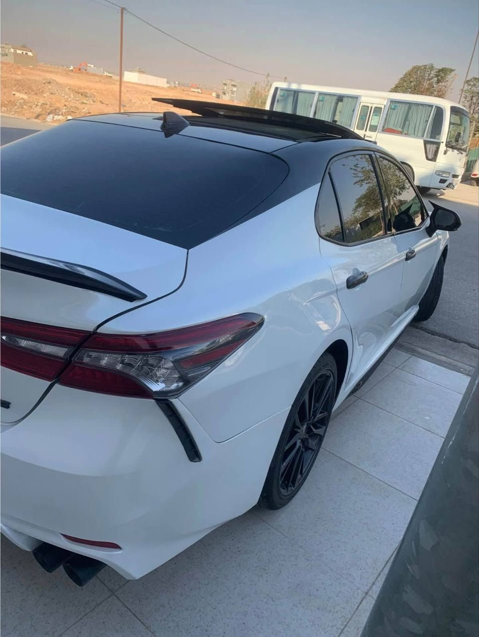 كامرى مؤديل ٢٠٢١ فول مواسەفات یەک جاملغی پشتەوەی بۆیاغە تۆزێک ژۆرێی گرتوە سێ پارچەشی کلێرە سەیارەکە  پێشی کەپسە و بێ ئەرباکە.*********** أربيل, العراق
