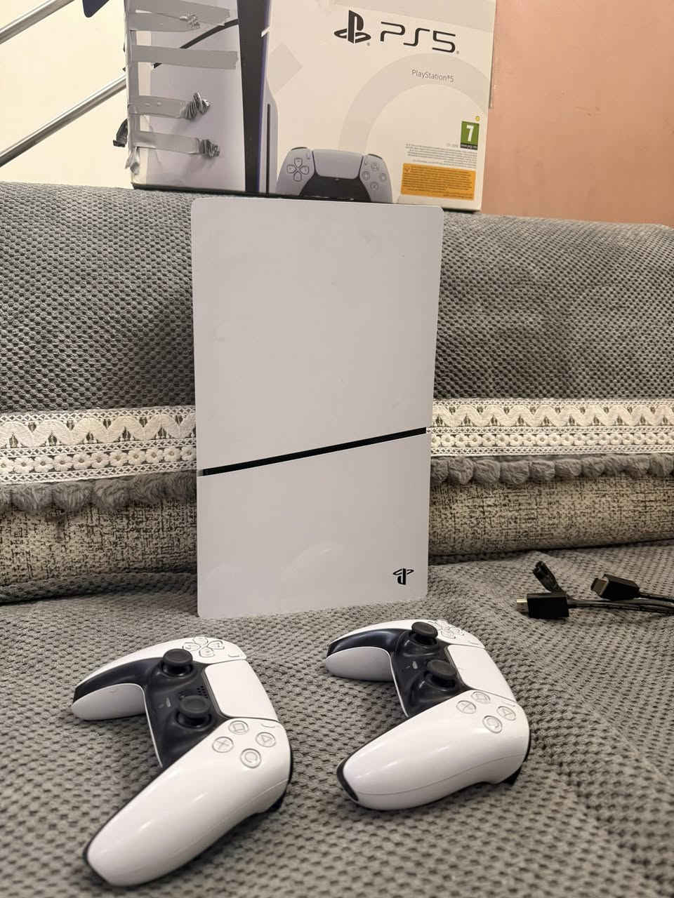 السلام عليكم
بلي فايف سلم استعمال قليل كلش ملحقات كاملة ويا جوستك عدد 2 وحساب بي fc25
نظافة 99/100 
بيع فقط مكاني ناصريه 
ب700الف 
***********
