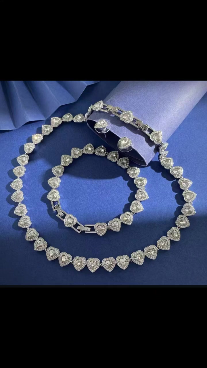 يُسلّط هذا العقد من سواروفسكي الضوء على الحب، ليجمع بين الرومانسية والإشراق ***

يتميز بتصميم مطلي بالروديوم مع دائرة كاملة من كريستالات على شكل قلوب، تحيط بكل منها هالة متلألئة من أحجار pave الشفافة. قطعة أنيقة تنبض بالمشاعر وتلفت الأنظار بكل تفاصيلها.

نسقي هذا العقد مع مجوهرات متناسقة أخرى لابتكار إطلالات تعبر عن أسلوبك الخاص بكل تألق
 #هاشتاك ملاك علي للبضائع الاوربية @


**إذا كنت صاحب هذا الإعلان وتريد حذفه لأي سبب، رجاءا أرسل رسالة إلى الدعم الفني**