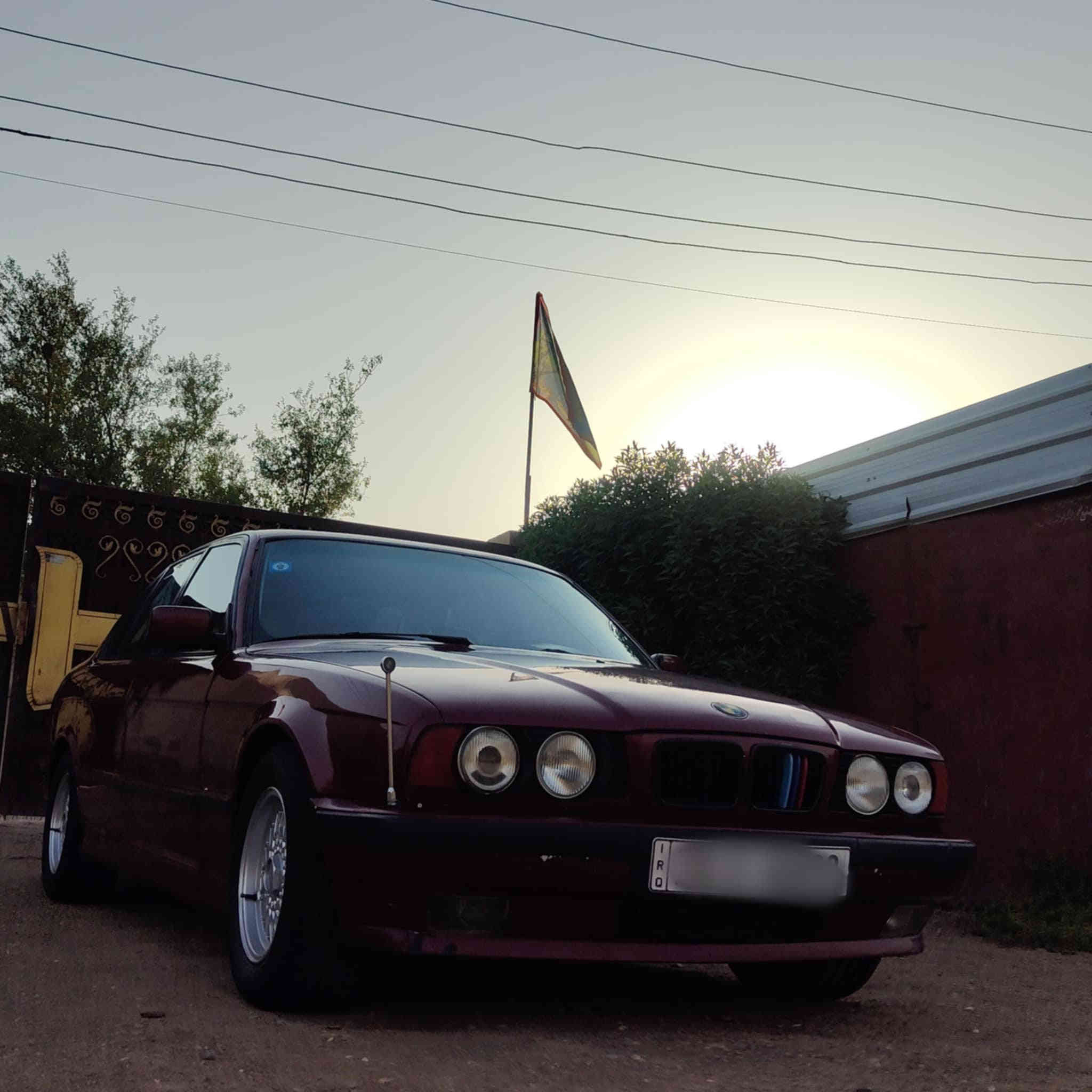 535 للبيع موديل 92 سياره خير من الله تبريد .فتحه . كهربائيات كله شغال . بيه مكينه 525 مسكر عدل دبل فانوس مكان السياره واسط .*********** واتساب
