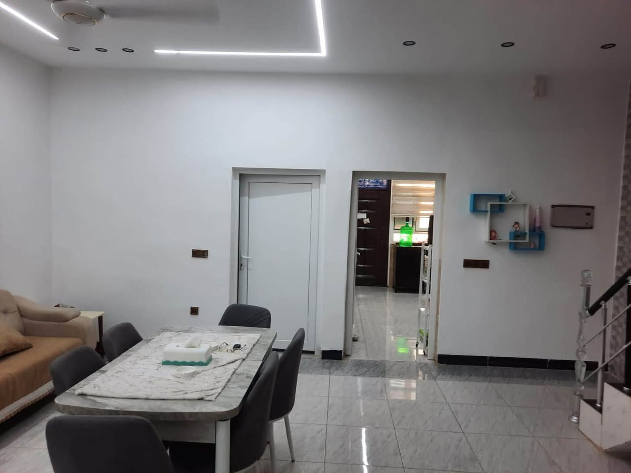 بيت للبيع - خانقين- اوباره

✨ فرصة مميزة لامتلاك بيت جاهز للسكن 

📍 الموقع: أوباره – قرب اتصالات كورك
📐 المساحة: 130 م²
🏠 طابقين

الطابق الأرضي:

* هول
* صالة واسعة
* مطبخ
* غرفة نوم
* مجمع صحيات

الطابق الثاني:

* غرفة كبيرة (6×5 م)
* هول
* مجمع صحيات

🚗 كراج بمساحة 6×5 م

✅ إنارة مخفية (جبسن بورد)
✅ أرضيات سيراميك فاخرة
✅ جاهز للسكن مباشرة

📞 للتواصل والاستفسار

***********
