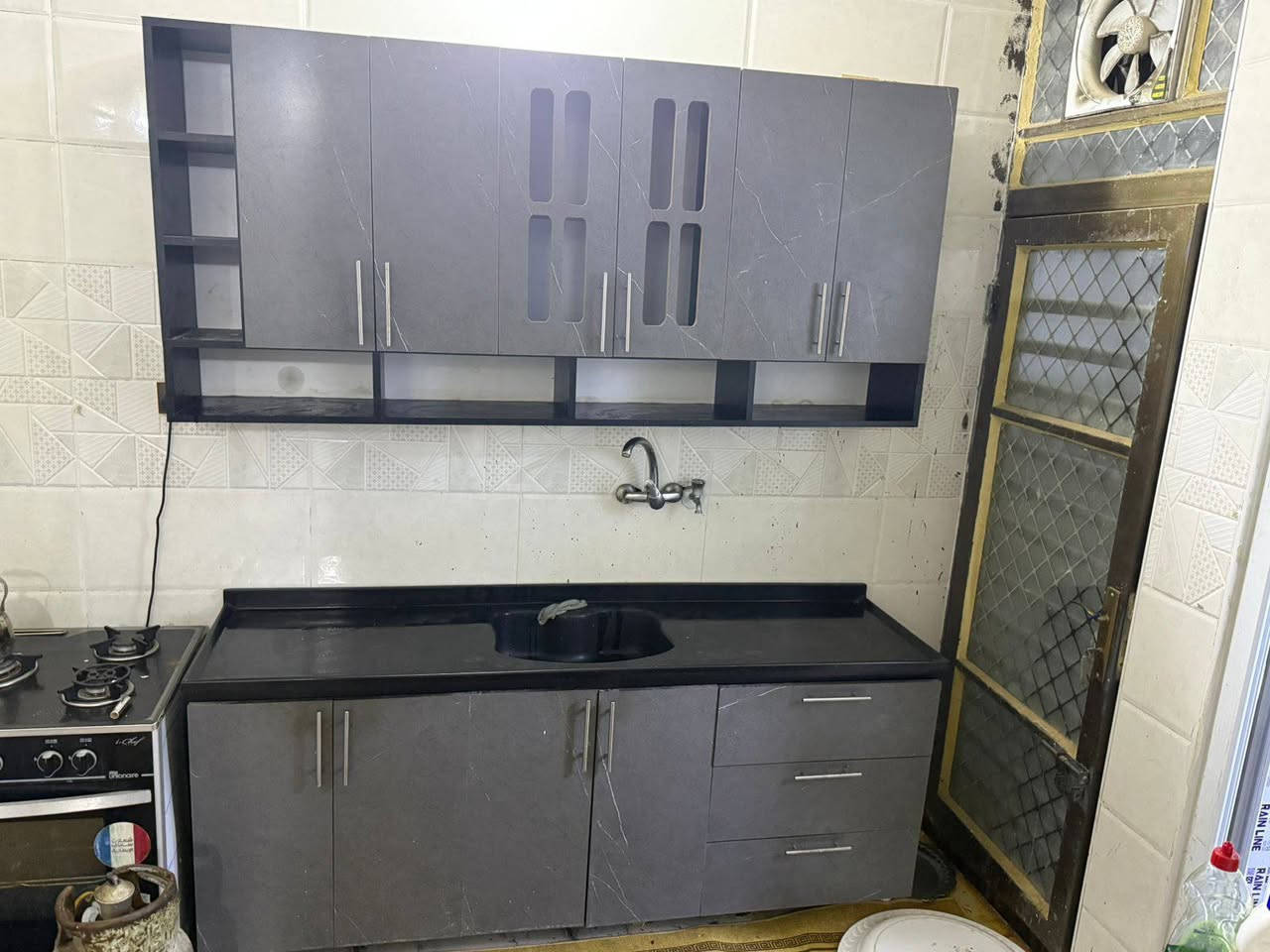 كاونتر للبيع بغداد الدوانم الشرطه الخامسه السعر ٤٠٠وبي مجال مستخدم قليل ***********
