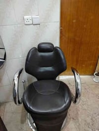 ب 200 الف فقط كرسي حلاقة مع مرايه. .وهناك لدي مغسلة صالون حلاقة ب25 ال...