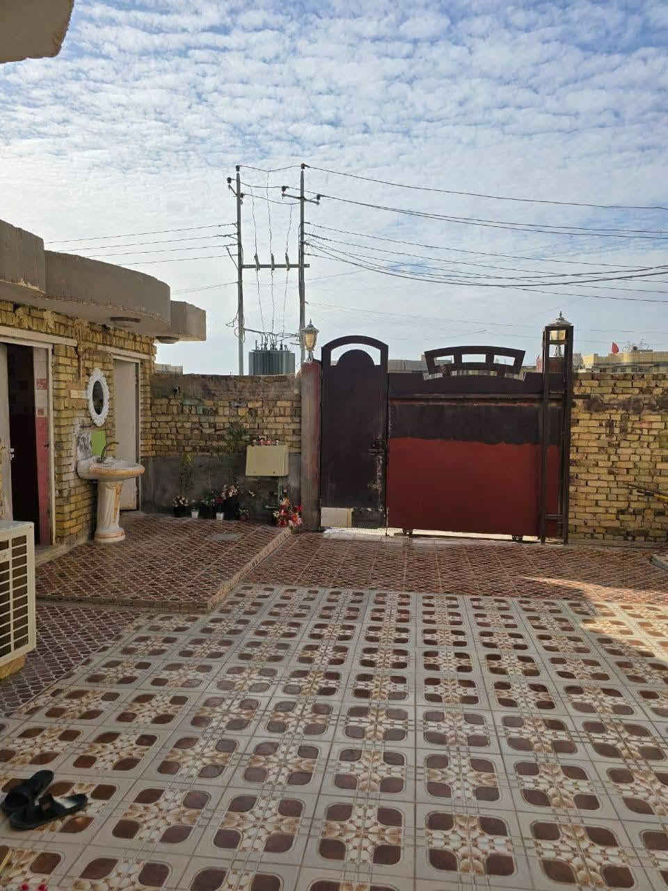البيت للبيع مساحته 250
بيت متكون من غرف 2(6*4)
صاله(5*8)  استقبال(7*4)مطبخ(5*4)
 منور+ حمام داخلي + حمام خارجي 
موقع البيت //شارع أربعين قرب مكتب عادل حاشوش
السعر خاص 
الاستفسار الاتصال على هذا الرقم ***********
