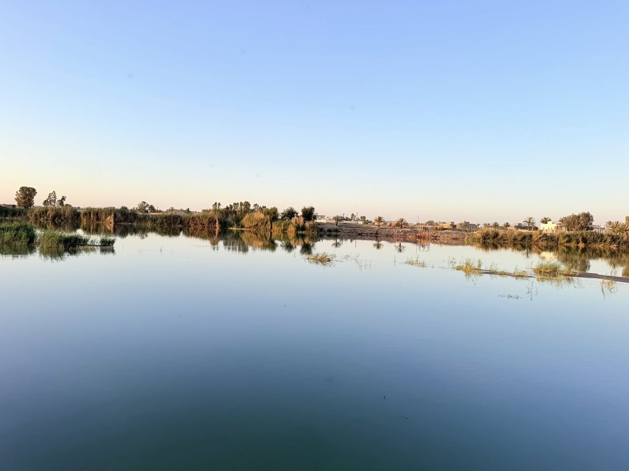🌿 فرصة استثمارية– إطلالة مباشرة على الشط! 🌿

يعلن مكتب عقارات زنكورة عن عرض مميز لأصحاب الذوق الرفيع والمستثمرين، أرض بمواصفات ملكية تمتد من السدة وصولاً إلى ضفاف النهر.

📍 الموقع:

الأنبار - الرمادي - زنكورة (بعد مزرعة الشيخ إحسان)، موقع استراتيجي يجمع بين الهدوء والجمال.

📐 تفاصيل العقار:

• المساحة الإجمالية: 4 دونم.
• الواجهة: 40 متر.
• الوضع القانوني: 2 دونم طابو زراعي (سند 25).
• الخدمات: المنطقة مخدومة بالكامل (ماء، كهرباء، طرق).

✨ المميزات والاستخدامات:

تعتبر هذه الأرض الخيار الأمثل لتكون:
1. مزرعة VIP: بفضل موقعها المباشر على الشط وتربتها الخصبة.
2. مشروع استثماري: موقع حيوي ومميز يضمن نجاح أي مشروع سياحي أو ترفيهي.
3. مشروع زراعي: مساحة واسعة وخدمات متوفرة للإنتاج الزراعي.

عقارات زنكورة - وجهتكم الأولى للعقار.

لديك عرض أو استفسار؟ لا تشيل هم! 💬
فريقنا بانتظار تواصلكم للرد على جميع طلباتكم بكل اهتمام.
📲 اتصل أو أرسل لنا عبر الأرقام:
***********
***********
🏛️موقع المكتب ⏬️⏬️
أو زيارة موقعنا :  الرمادي_ ناحية اليرموك (زنكوره سابقاً)_ المفرق  /مقابل جامع هادي البشير (البمرعي)

#مكتب_عقارات_زنكورة 🕹️
 #ناحية_اليرموك_زنكوره_سابقاً
