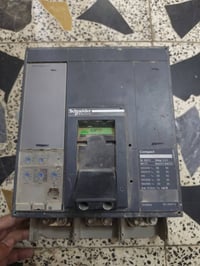 / قاطع دائرة كهربائية مصبوب من سلسلة Schneider Electric Compact NS. لل...