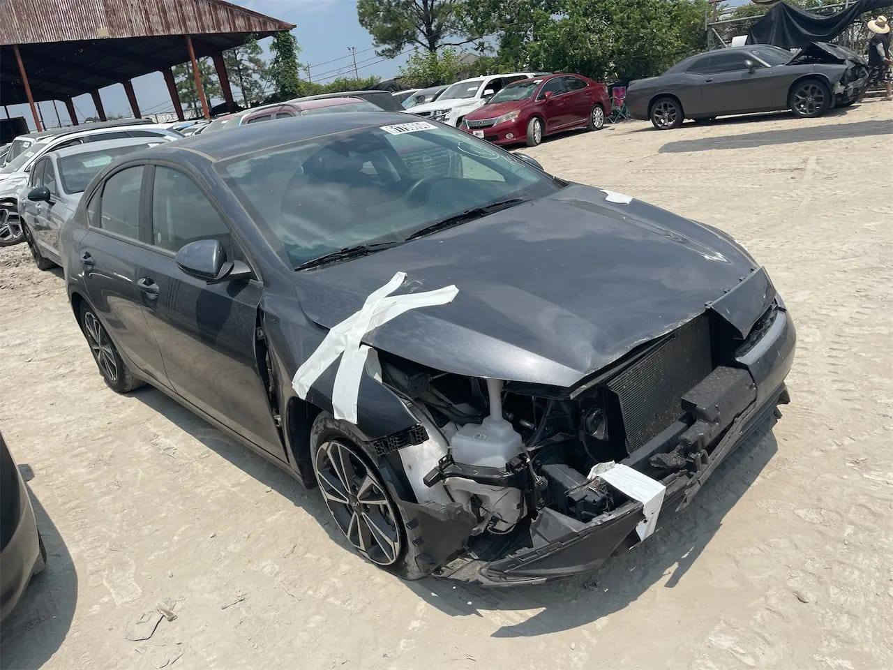 السلام عليكم سيارة فورتي 2024 اللون فيلي حادث نص دعامية كما موضح بالصورة رقم انگليزي ايرباك شغال 
للاستفسار الاتصال على الرقم ***********
