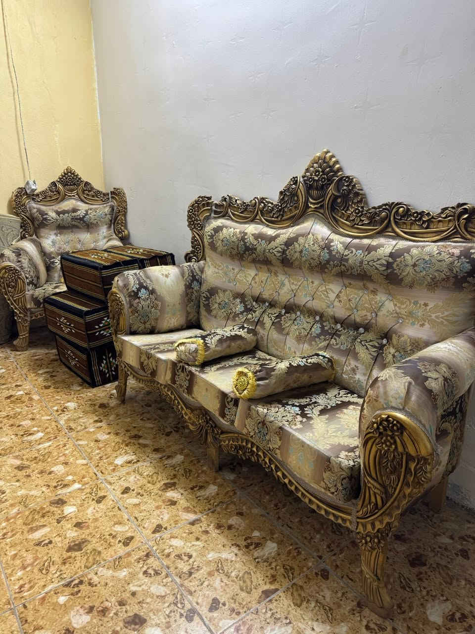تخم للبيع ملكي ١٠ مقاعد مع طبلات ٢ صغار و وحده كبيرة 
سعر ٦٠٠ 
ميز بلازما سعر ٩٠
مكاني حصوة حي الحسين 
تواصل خاص


**إذا كنت صاحب هذا الإعلان وتريد حذفه لأي سبب، رجاءا أرسل رسالة إلى الدعم الفني**