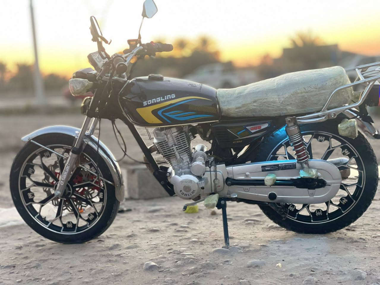 السلام عليكم للبيع سيفان موديل 25 محرك200 دراجه كلهه جديده ابلاد سلف كله شغال محرك مامفتوح بي بس الويل الكدام بي عواج خفيف مأمثر السعر 575 وبي مجال ***********
