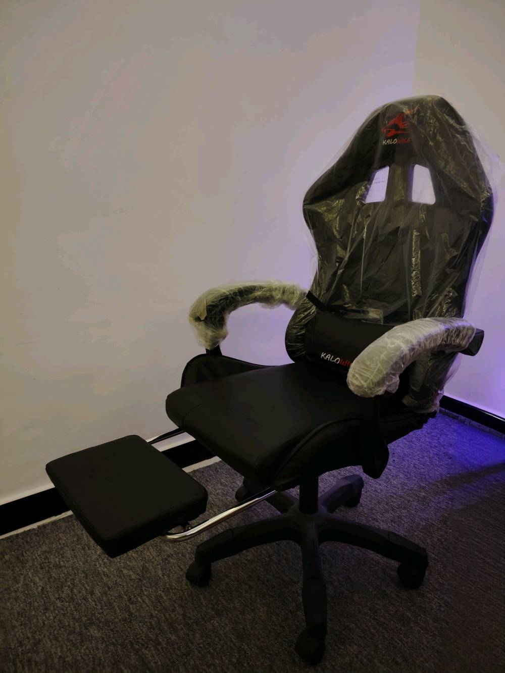 كرسي كيمنك ماركه KALOWICE يحتوي على تدليك جك هيدروليك متحرك 360 درجه انحناء 180 درجه السعر 130 الف وبيه مجال بسيط