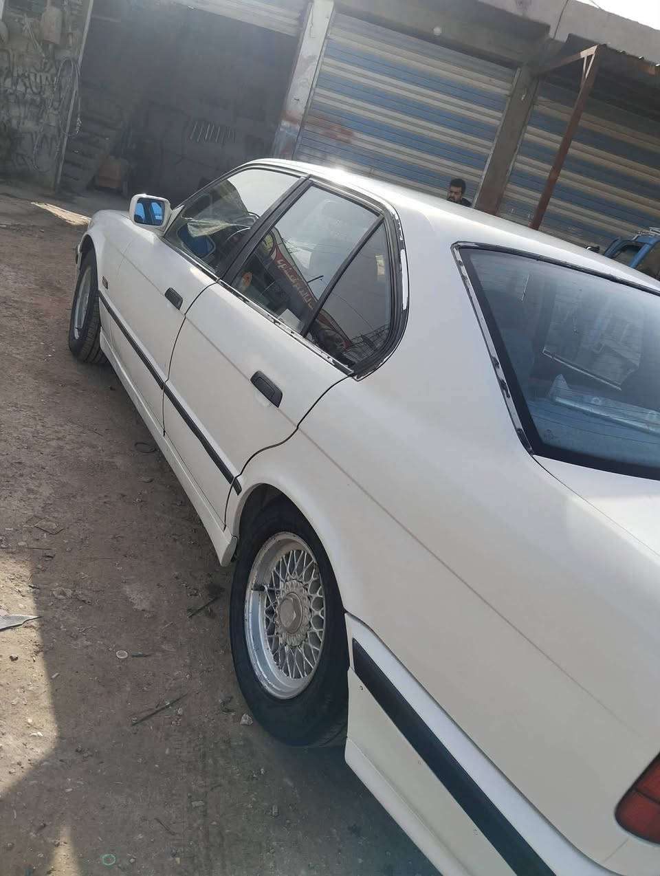 مكلف بالنشر 
بي ام 525 ..موديل 92 ..بيه دحجه باب الصدر بسيطه.وتبريد عاطل ..كير ومكينه مكفولات.غرفة جديده.زوج تايرات جدد.باتري جديد ..صبغ عام جماليه..رقم اجنبي سنويه جديده 
السعر وبقية التفاصيل اتصل ع الرقم 
***********.
