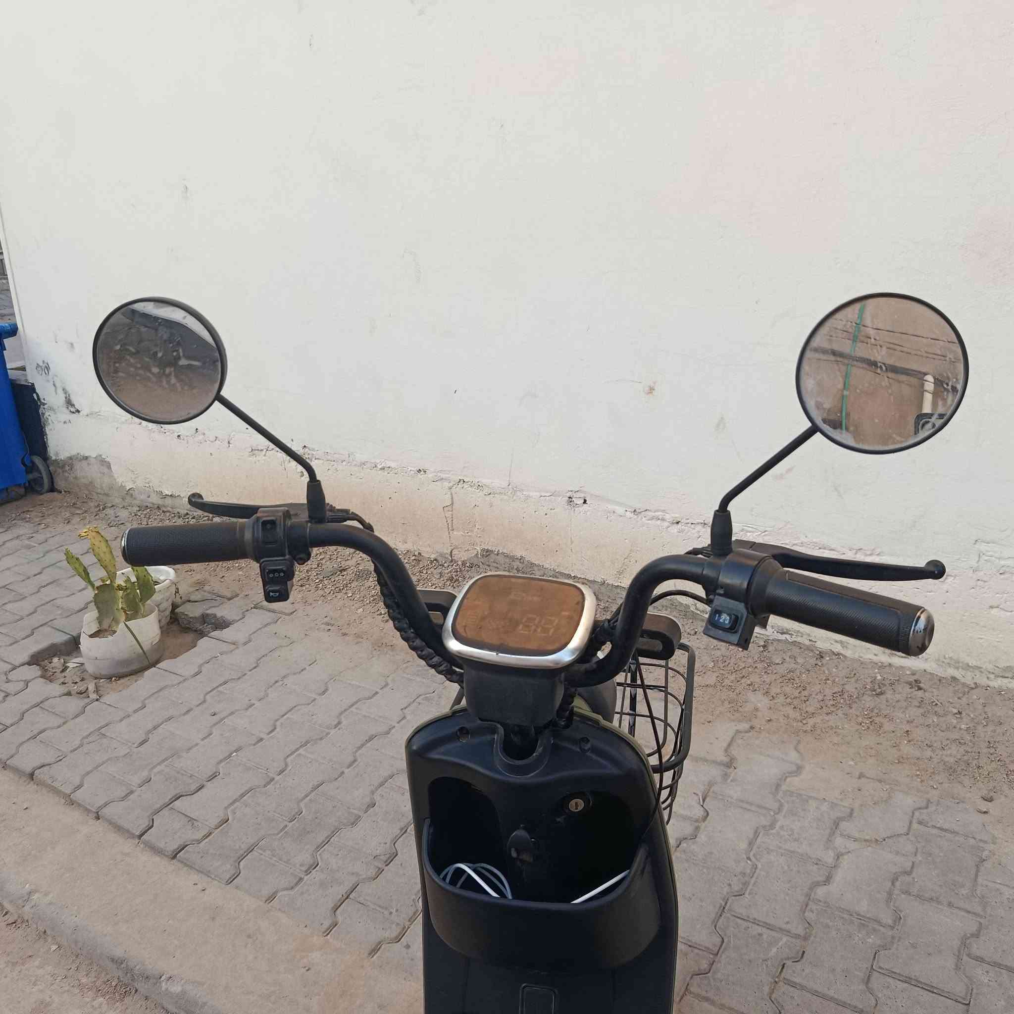 دراجه شحن حجم 20 رياضي
4 بطاريات كرافيت 

سرعته 50 حقيقي + كهربائيات كامله مكمله + تايرات جدد + مرايات 

متواجد ماسنجر 
سعر 280 وبي مجال
رقمي ***********
