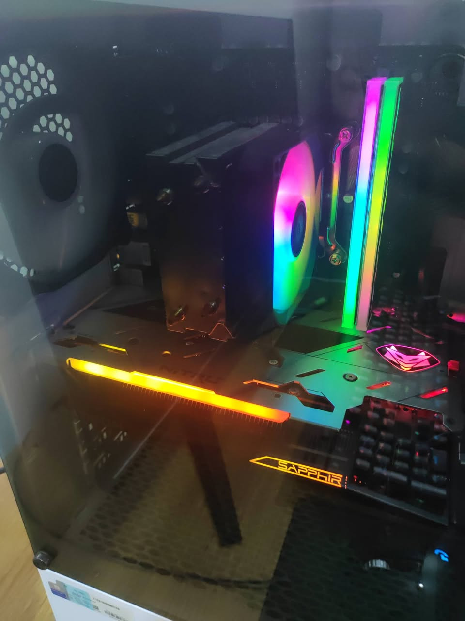 السلام عليكم PC للبيع 
المعالج CPU: Intel Core i5-12400
الرامات RAM: 2×8 (16GB) DDR4
 الهارد ​SSD: M.2 1TB NVMe
 المذر بورد ​Motherboard: Gigabyte H610
كرت الشاشة ​GPU: AMD  RX 6700 XT 12G
البور ​PSU: 600W
الموبرد ​Cooler: M200 CPU Cooler
الكيس ​Case: E3 Talos
الشاشة ​
Monitor: AOC 27" 2K (1440p)
مكاني بغداد ماعندي توصيل محافظات مابيع قطع 
السعر 1150


**إذا كنت صاحب هذا الإعلان وتريد حذفه لأي سبب، رجاءا أرسل رسالة إلى الدعم الفني**