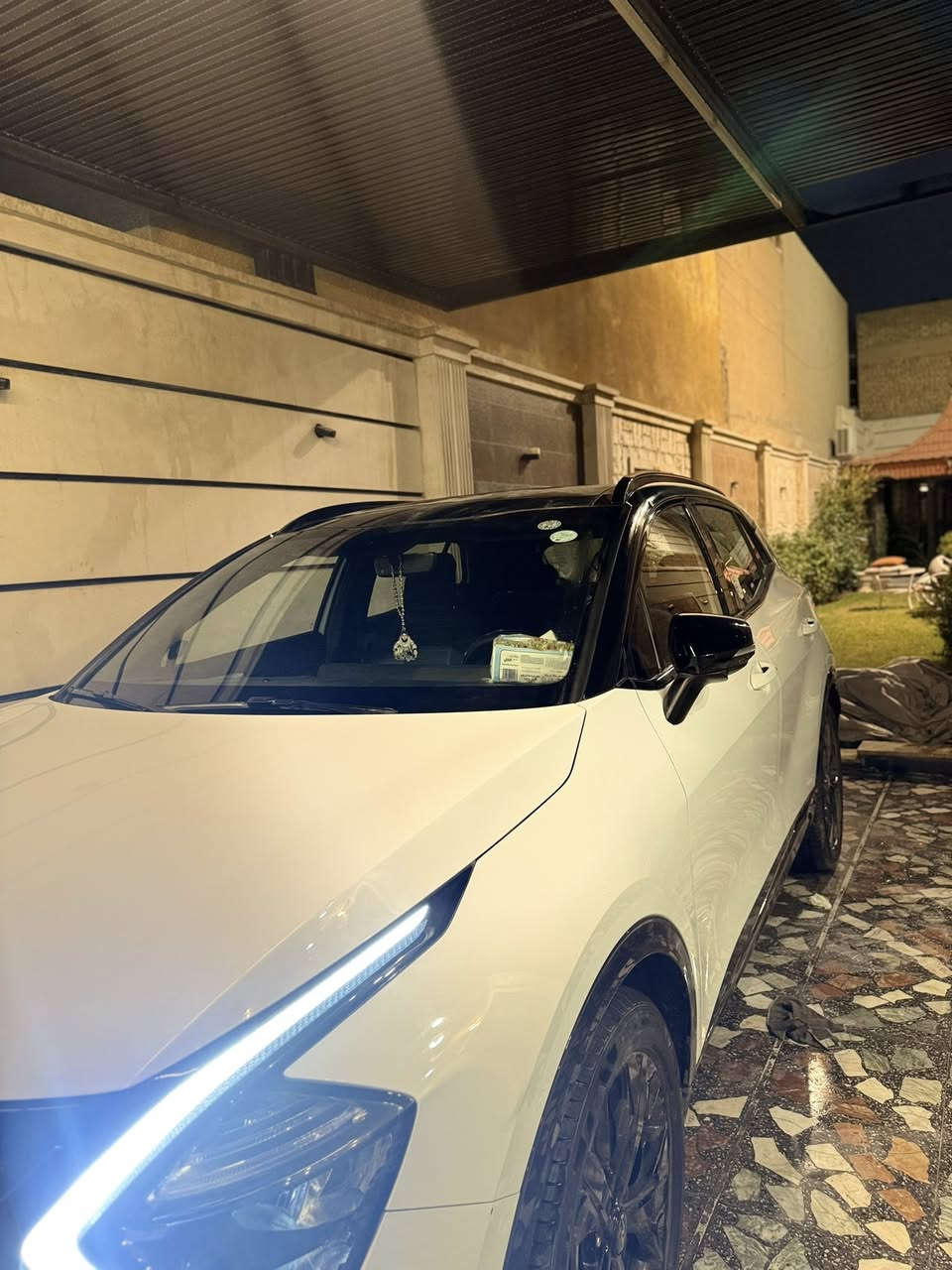 �
كيا سبورتج 2024 بلاك أدشّن 🖤 

▪️ موديل: 2024
▪️ اللون: ابيض بلاك أدشّن (أفخم لون)
▪️ الحالة: جديد جداً – استخدام بنزين ممتازة ومناسبة للمدينة والسفر

أهم المواصفات الفخمة 👇
✨ شاشة كبيرة حديثة + Apple CarPlay + Android Auto
✨ تشغيل بصمة + دخول ذكي
✨ فتحة سقف بانوراما
✨ كاميرات + حساسات أمامي وخلفي
✨ مثبت سرعة ذكي + مانع تصادم
✨ تحذير النقطة العمياء + الحفاظ على المسار
✨ إضاءة LED كاملة شكل رياضي مميز
✨ جنوط رياضية + داخلية فخمة جداً
✨ تبريد وتكييف ممتاز + تحكم من السكان

🚗 سيارة شبابية فخمة ومناسبة للعائلة بنفس الوقت
بيها فقط بارد بسيط موديل 2024 
مكان بغداد بلديات رقم الاتصال ***********
