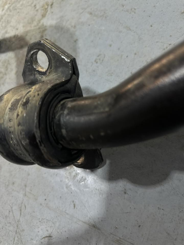 السلام عليكم اخوان
عندي رباط مال صدر امامي مال جيب للبيع 
من موديل ١٥ لحد ال٢٢ 
مثل متشوفون بالصور نظيف جداً 
واني جبتة ل سيارتي بس طلع ما يرهم للموديل مالتها .
علماً اني اشتريته ب ١٤٠ دولار الله يشهد .
وعارضه بورقة وبيه مجال .
للاتصال ***********
