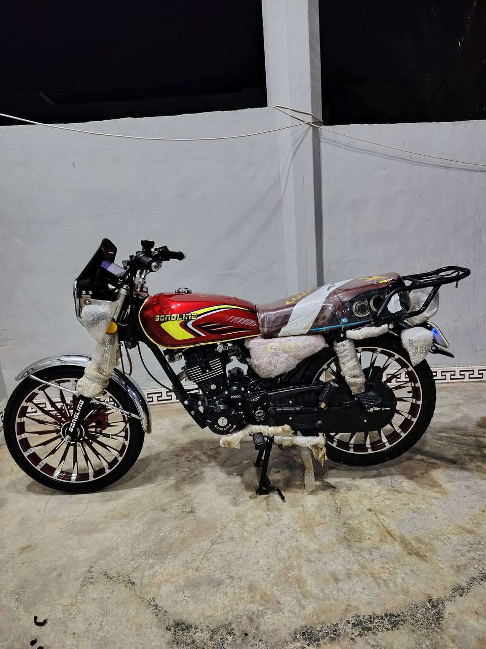 موتور ايراني سونيك موديل 26 فقط ماشي بس شهرين دراجه كلش حلوه نظيفه ست اوراق وياها  ايش فيك اثنين والرقم على الخاص (***********) من معرض ابو حمره مشتريها زيرو اني محرك 200 سي سي
