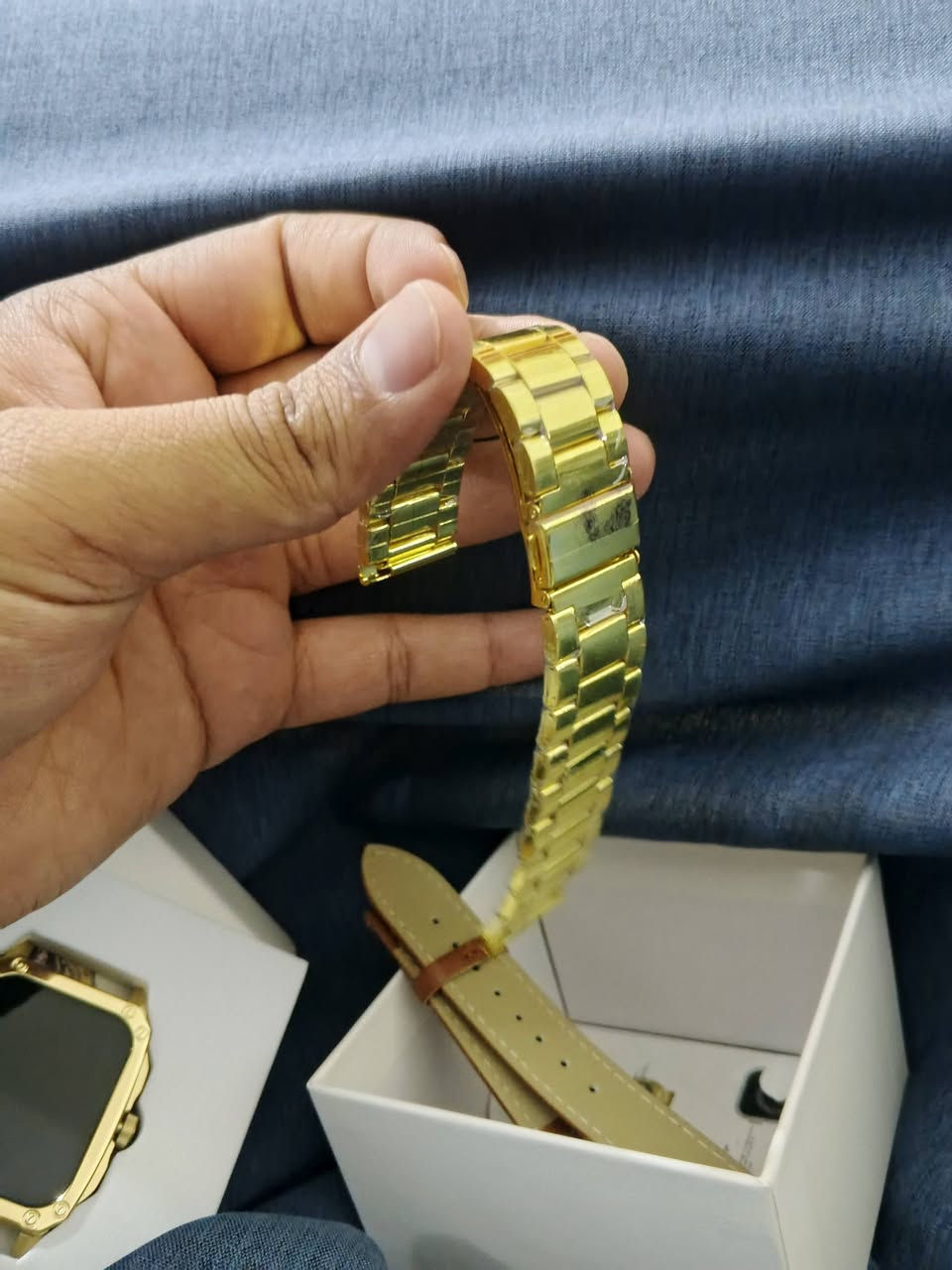 السلام عليكم
ساعات ثنين للبيع
وحده ماركه foosil الأمريكية لمس تدعم جميع البرامج والتطبيقات
واجهيه جميله مع سير نحاس ذهبي وسير جلد طبيعي
سعر 45الف

الثانيه  ساعه لمس اصليه تدعم جميع البرامج والتطبيقات
سعرها 8الف
***********
