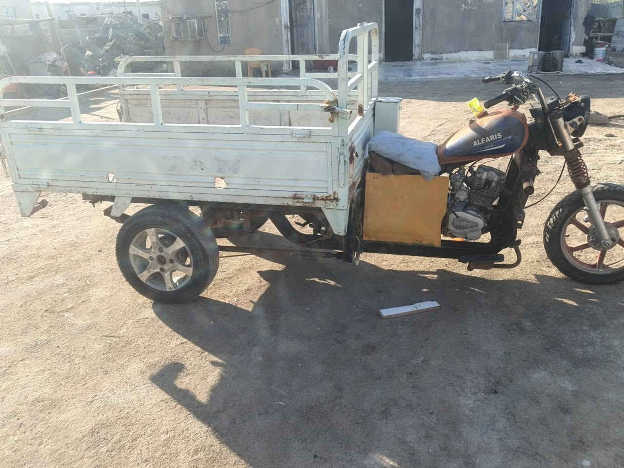 سلام عليكم ستوته فرس ضايعه اوراقها 
عوزها بس باب وره بدي نضيف 
وبيها الواحد يخرط سعر 550وبيها مجال قليل كلش 
المكان البصره قضاء المدينه الخاص ***********
