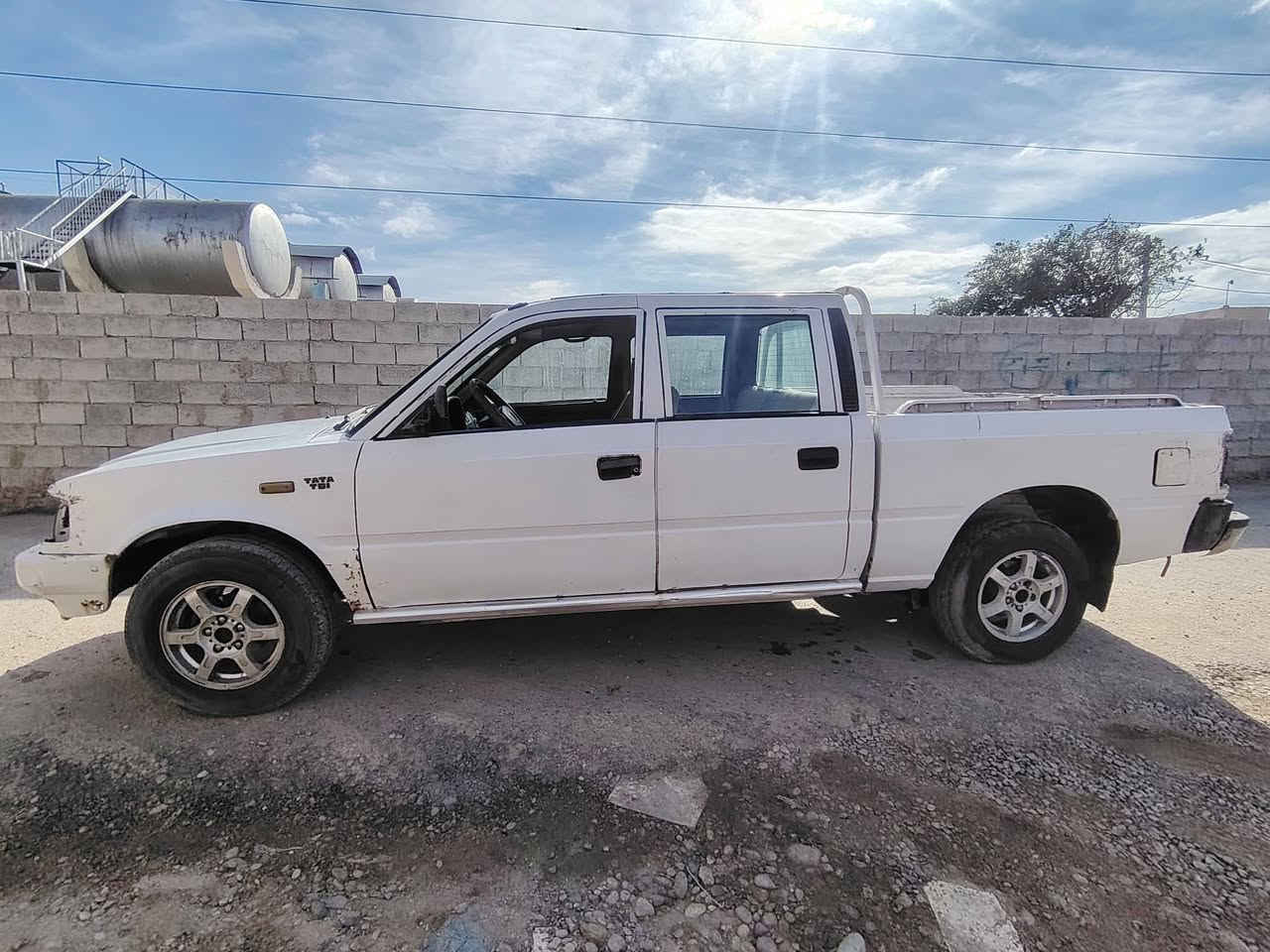 السيارة تاتا موديل 2001
محرك بطة
كير أوتوماتيك
قديمة بس تمشي وما بيها مشاكل كبيرة
السيارة باسمـي رسمياً رقمه قادسيه ابيع احول بسمك 
السعر مناسب وقابل للتفاوض ويا الجاد سعره ٢٤ ورقه
📞 للتواصل: اتصال أو واتساب ***********
