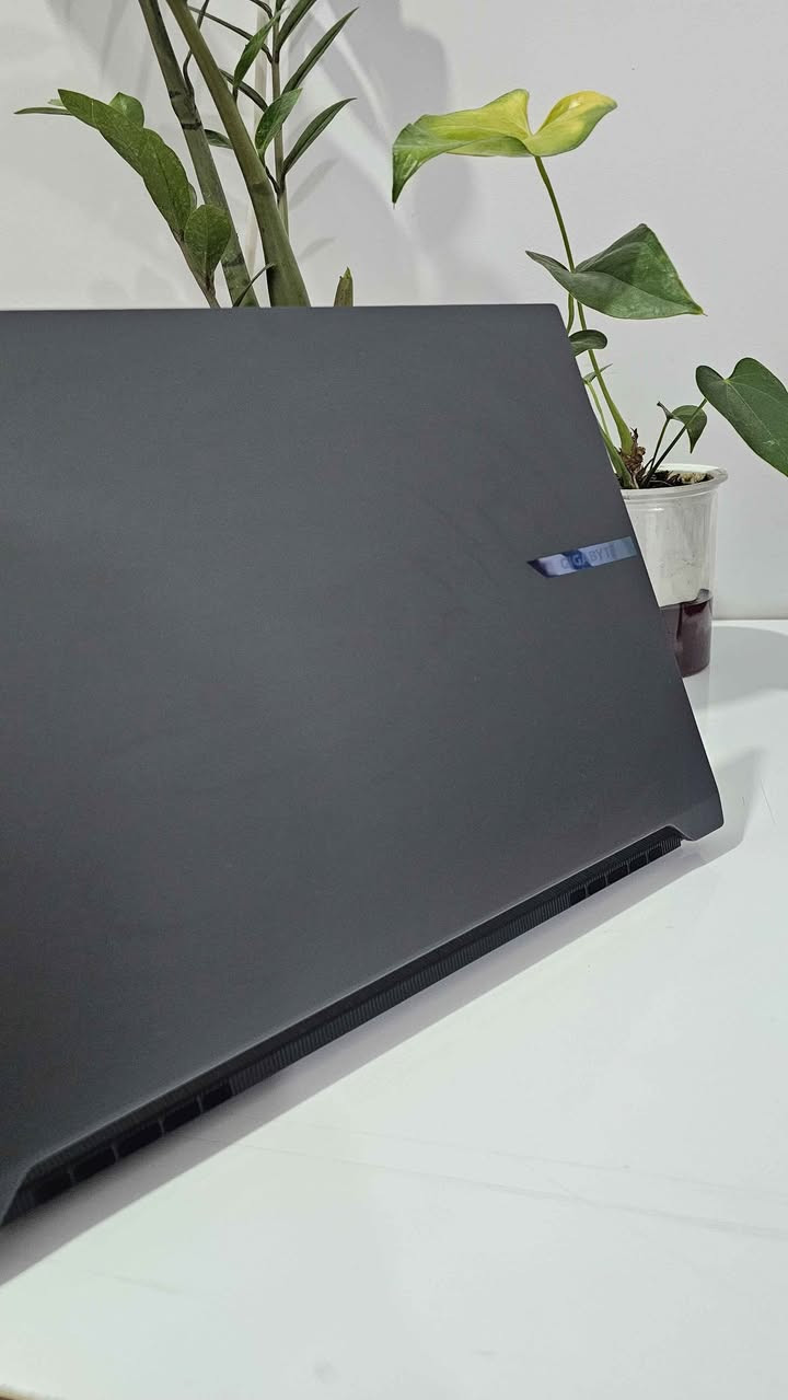 🚨 للبيع: لابتوب GIGABYTE AERO X16 (1WH) للمصممين واللاعبين 🚨
فرصة لا تُعوض لعشاق الأداء الخارق وصناع المحتوى! للبيع جهاز GIGABYTE AERO X16 بمواصفاته الثورية القائمة على الذكاء الاصطناعي وجيل كروت الشاشة الأحدث عالمياً [0.5.2، 0.5.8].
🖥️ أبرز المواصفات الفنية:

* المعالج: AMD Ryzen™ AI 7 350 الخارق والمخصص لمعالجة الذكاء الاصطناعي بسرعة فائقة.
* كرت الشاشة: NVIDIA® GeForce RTX™ 5070 (بذاكرة 8GB GDDR7) - أقوى أداء للألعاب الثقيلة وبرامج المونتاج والرندرة.
* الشاشة: شاشة خيالية بمقاس 16 بوصة بدقة WQXGA (2560×1600)، تردد 165Hz، وألوان دقيقة جداً ومريحة للعين بسطوع 400nits.
* الذاكرة (RAM): سعة 32 جيجابايت DDR5 لتنقل فوري وسلس بين البرامج الثقيلة [0.5.2، 0.5.5].
* التخزين: 1 تيرابايت SSD NVMe فائق السرعة لفتح النظام والبرامج في ثوانٍ.
* البطارية والنظام: بطارية 76Wh ممتازة، ويعتبر اللابتوب من فئة Copilot+ PC الرسمية من مايكروسوفت.

✨ حالة الجهاز والملحقات:

* الحالة: [  المستعمل نظيف جداً بدون أي خدوش بدون].
* الملحقات: [ بدون بوكس، الشاحن الأصلي، مع حقيبة اصليه].

💰 السعر المطلوب: [2،150،000 ليونين و 150]
📞 للتواصل والاستفسار: *********** بغداد, العراق
