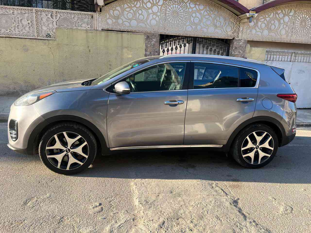 سلام عليكم سبورتج للبيع موديل 2017 فول موصفات  مواصفات فول اعله فئه sx فول بانورامه مري شفط بصمه كشنات تدفئه وتبريد ستيرن تدفئه رقم جديد هزه جديد باسمي مكان بغداد *********** 
سعرها 160 وبي مجال
