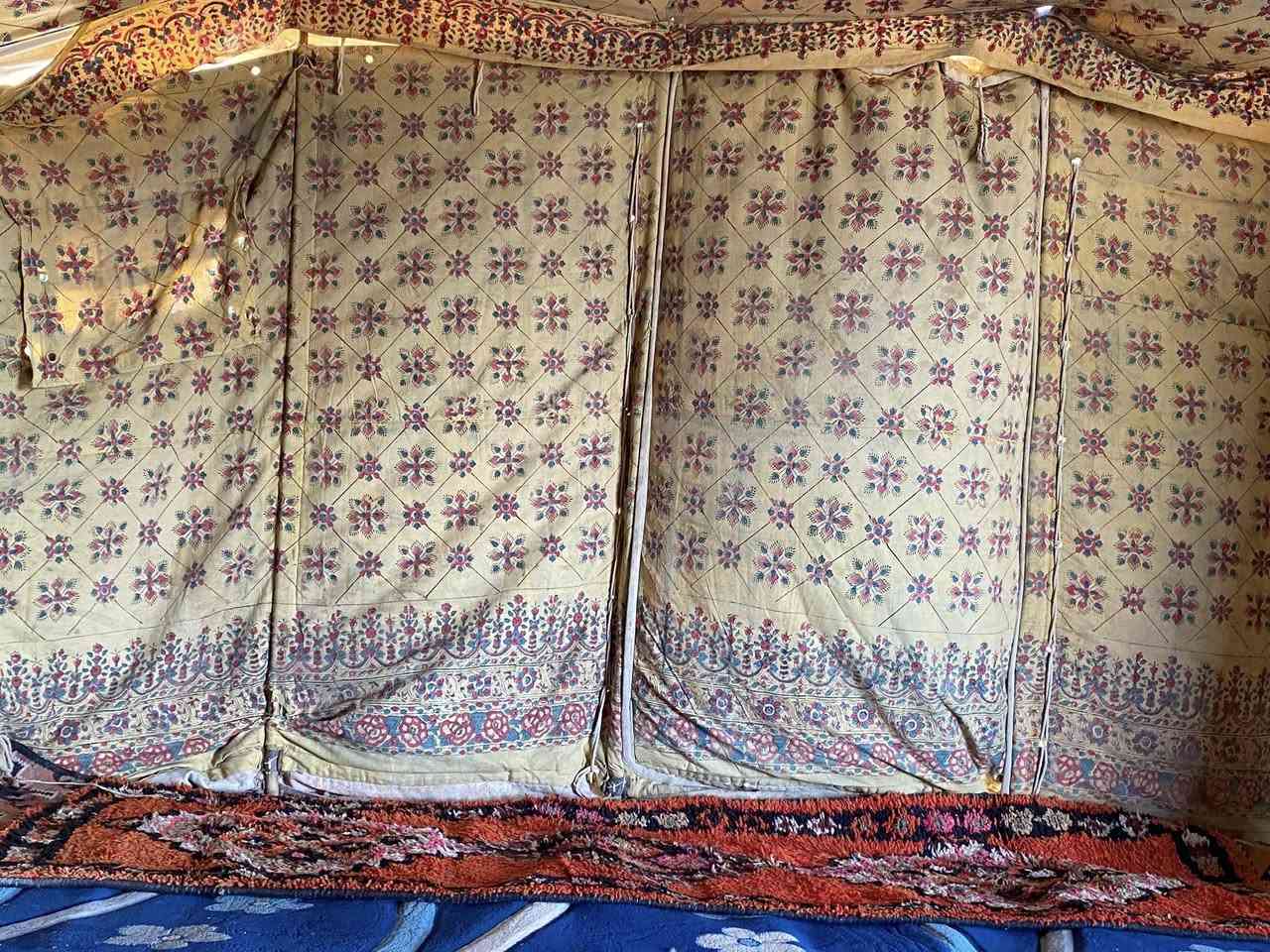 السلام عليكم
للبيع خيمه صباحيه نضيفه جداً 
استخدام قليل 
القياس ٦×٤ عمودين 
لكل جهه باب وشباك 
الداخل نضيف جداً 
مع كافة الملحقات (حبل +أثبات + أعمده سقف ) 
حالياً منصوبه ما بيهه اي ضرر 

السعر ٥٠٠ وبيهه مجال  
المكان ذي قار الغراف 
***********
