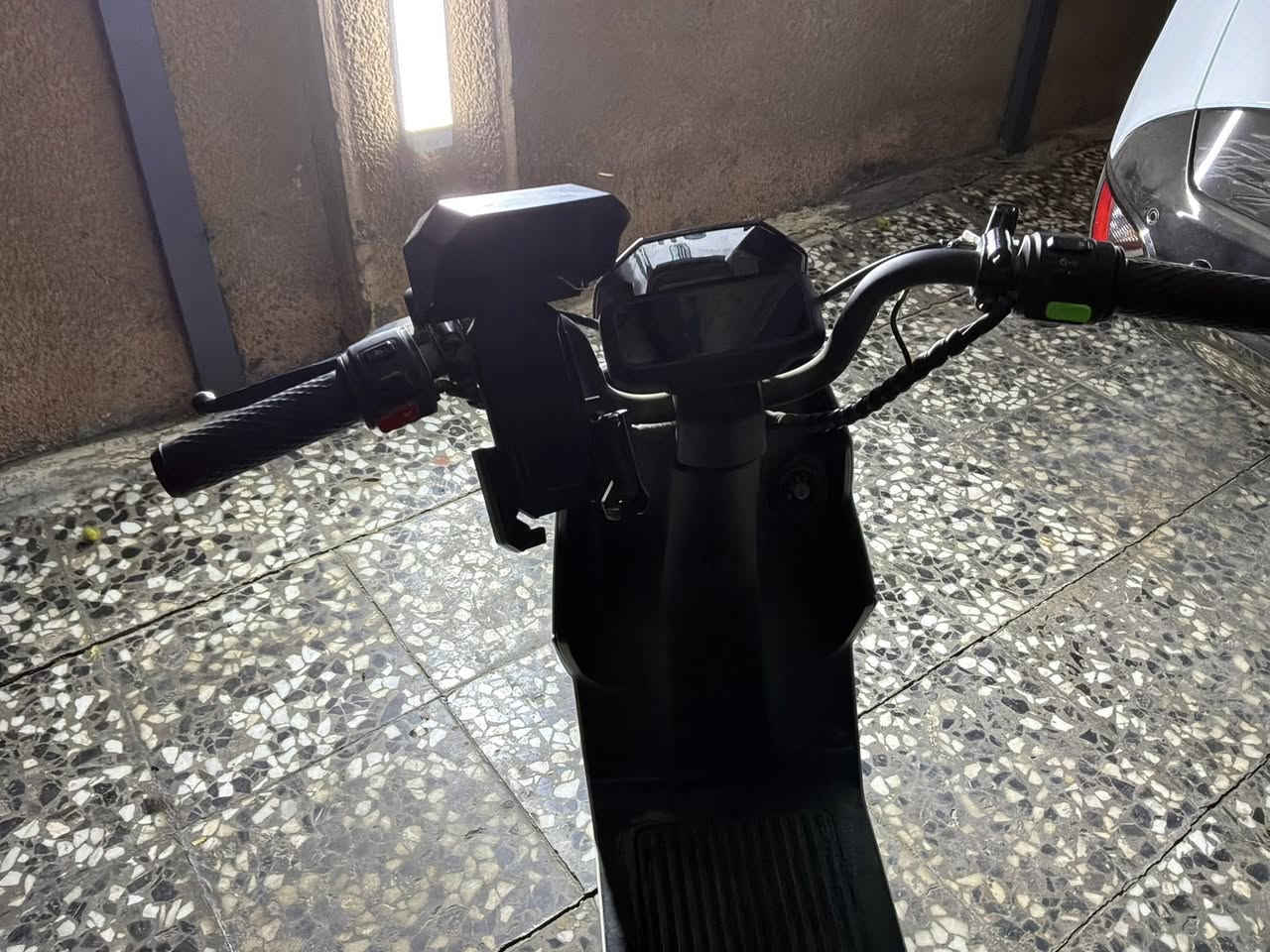 ة

* النوع: سكوتر كهربائي
* الموديل: F100
* اللون: أبيض
* مقعدين (راكب + سائق)
* محرك كهربائي اقتصادي وهادئ
* مساعد خلفي مريح
* إنارة أمامية LED
* مناسبة للمشاوير داخل المدينة
* شحن منزلي سهل
* استهلاك قليل جدًا مقارنة بالبنزين
* شكل عصري وحجم عملي
بنجر خلفي ودواسه وبطاريه ليثوم السرعه ٤٥ وبرنامج تحكم سرعه   مفتاح وكارت السعر500الف مماشي مستخدم شهر الرقم ***********

للإعلان بالعراق
