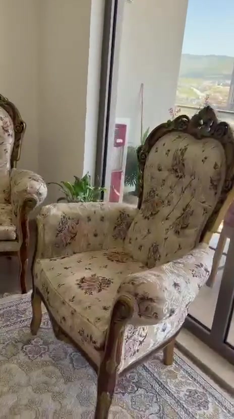تاقمێکی دە نەفەری و مێزێک بۆ فرۆشتن
زۆر پاک و بێ عەیبە 
لە سلێمانی
بۆ معامەلە پەیوەندی بکەن
***********
