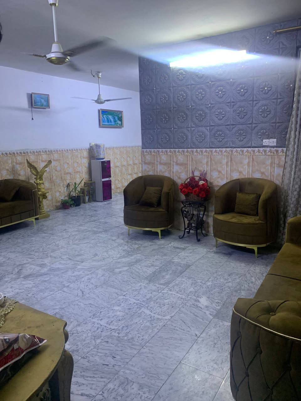 السلام عليكم 
دار للبيع المساحه 150 متر طابو ملك صرف الواجه 6 
يحتوي المنزل على 3 غرف وصاله واسعه مع خدماتها 
والطابق الثاني 4 غرف وصاله مع الخدمات 
الموقع حي الضباط بعد فرعين عن المتنزه الجبير 
 رقم الهاتف
***********
