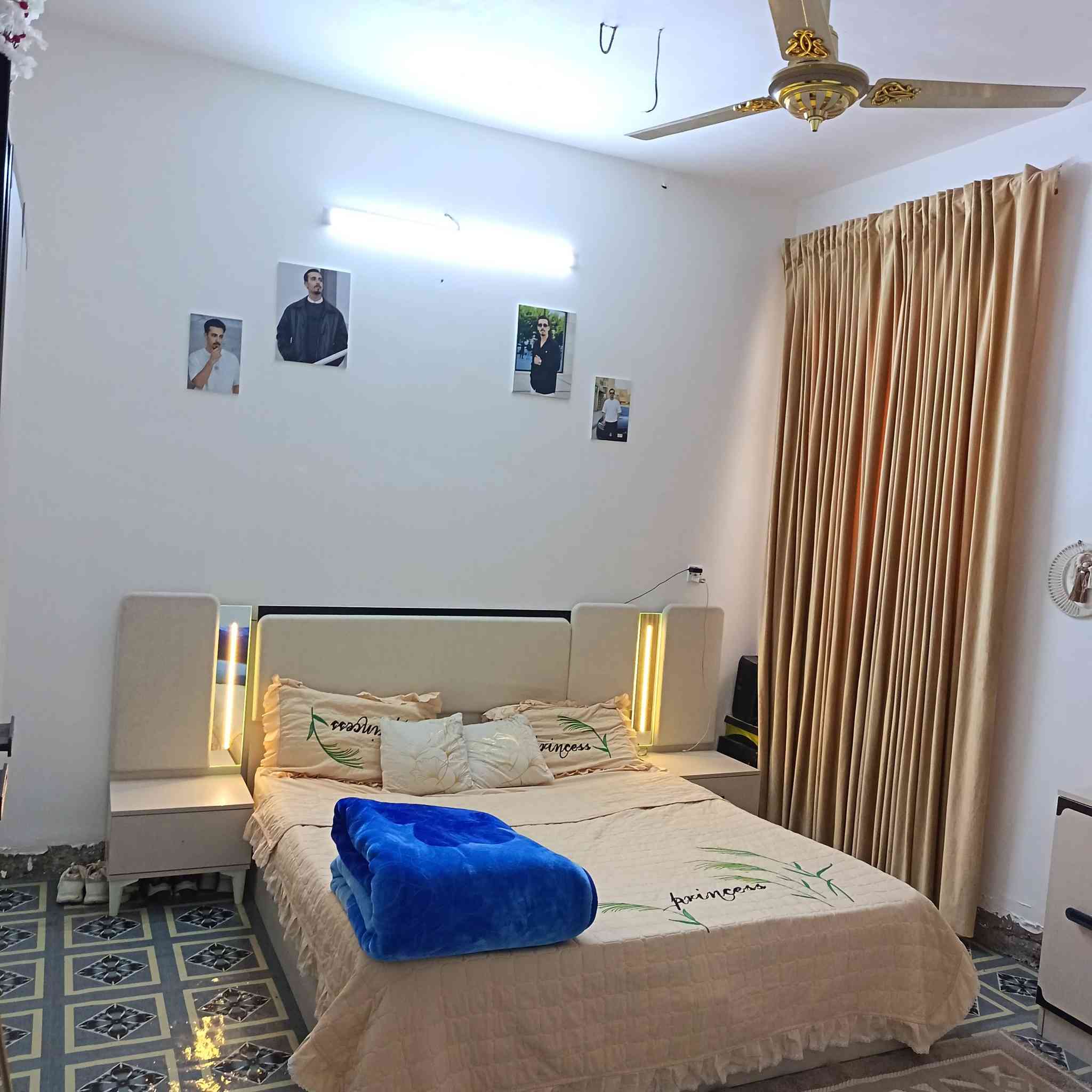 السلام عليكم
دار للبيع

- نوع السند: طابو زراعي (سند 25) مفروز بقرار محكمة
- المساحة: 100 متر

مواصفات البناء:

- بناء حديث
- أرضية رفت بارتفاع 40 سم
- البناء طابوق
- السقف صب مسلح

الموقع:
حي الأمير – على الطريق السياحي

يتكون من:

- غرفة نوم (5 × 4)
- استقبال (5 × 3.5)
- ساحة درج (5 × 6)
- حمام
- منور
- حوش
- تواليت خارجي

الخدمات:

- ماء
- كهرباء
- تبليط

السعر: 45 مليون

للاستفسار:
***********
