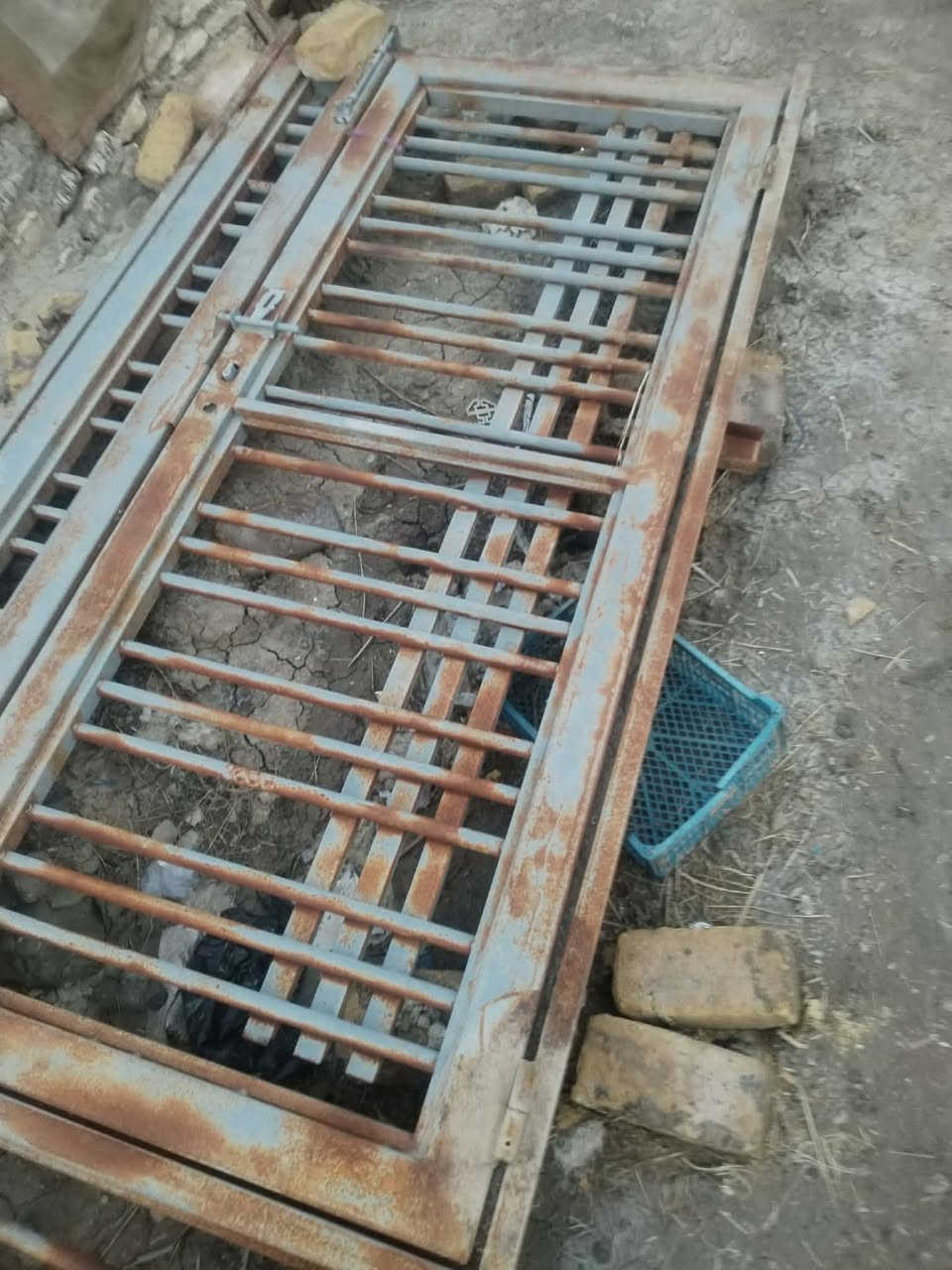 السلام عليكم
ابواب للبيع العدد(4)

-واحد مترين

-واحد 3متر

-وثنين مترين و80
الاتصال ***********
