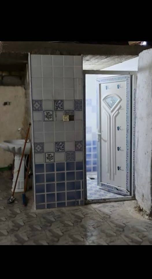 حي الحكيم  نزلت المحطه الواسطي باب الدخول واكو نزله من الكورنيش تصير أقرب ع البيت
المساحه 200 متر مرقم من قبل البلديه سند 25
البناء طابوك صب مسلح البتلو رفته كهربه بوري
غرف نوم 2 ستقبال صاله مطبخ منوار 2 صحيات داخل وخارج كراج جبير كلش فقط الأرضي داخل البيت بعدها
***********
***********
