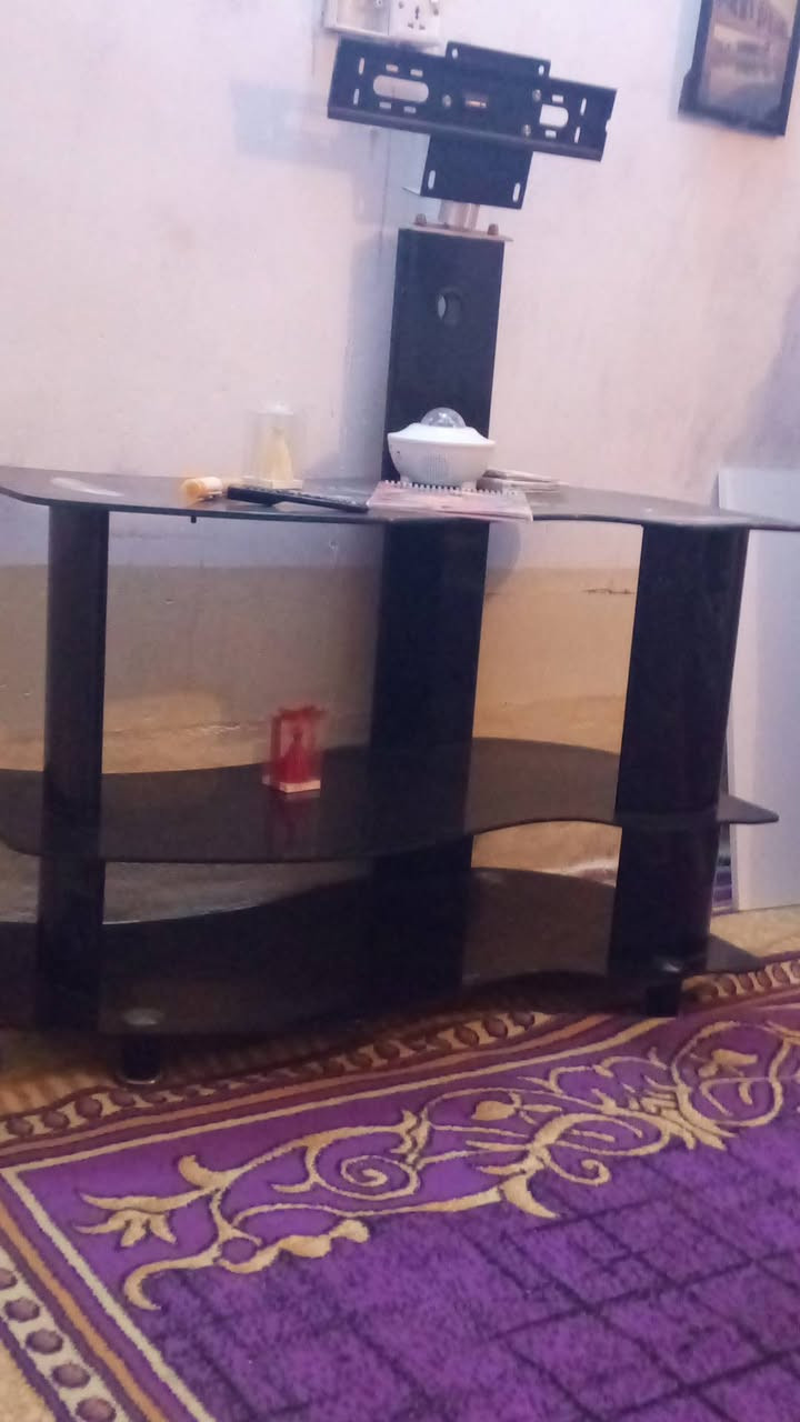 سلام عليكم عندي ميز بلازمة للبيع سعر 30 وبي مجال اي استفسار عل واتساب ***********
