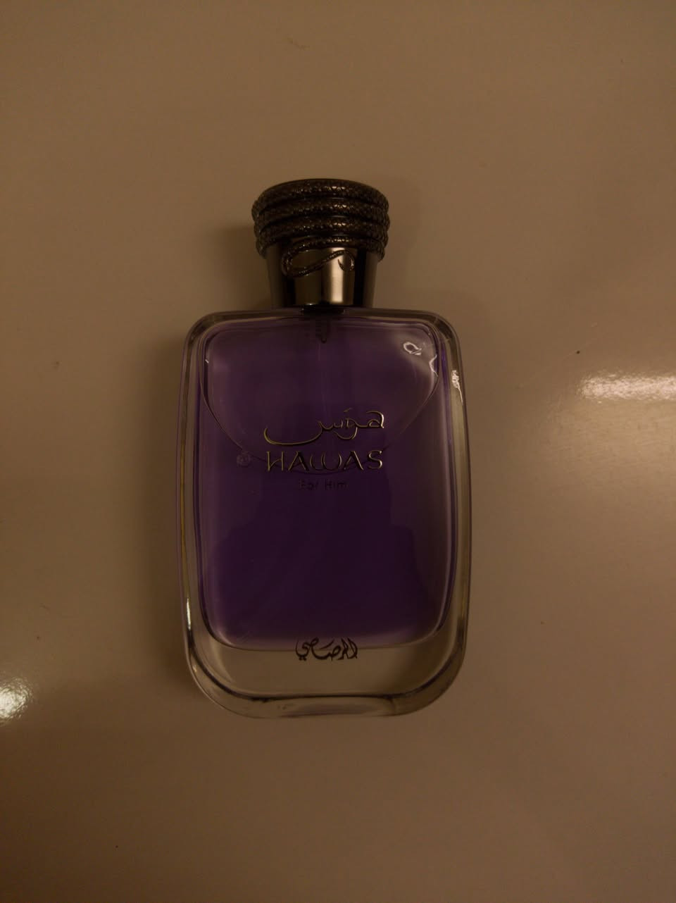 عطر هوس (Hawas) من الرصاصي هو عطر أروماتك - مائي، يُعرف بكونه "وحشاً" في الأداء والجاذبية، وإليك وصفه:الرائحة: يبدأ بانتعاش فاكهي حاد من التفاح والبرغموت مع لمسة دافئة من القرفة، ثم يتحول لقلب مائي منعش يشبه نسيم البحر، ليستقر على قاعدة قوية من العنبر والمسك تمنحه طابعاً ذكورياً عميقاً.الأداء: يتميز بفواحان هائل وثبات يدوم طويلاً، مما يجعله الخيار الأول لمن يبحث عن عطر يلفت الانتباه من مسافات بعيدة.الطابع: عطر حيوي، عصري، ويجمع بين الانتعاش الصيفي والجاذبية "الهجومية" التي لا تُخطئها الأنف.


**إذا كنت صاحب هذا الإعلان وتريد حذفه لأي سبب، رجاءا أرسل رسالة إلى الدعم الفني**