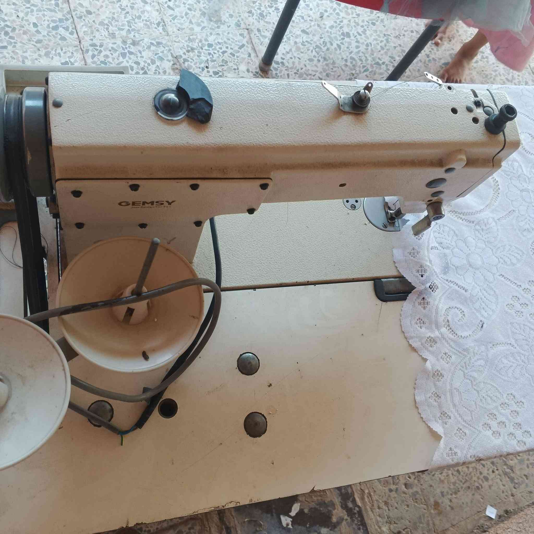ماكنة خياطة علامة جمسي اصلية فول نضافة للبيع مكان بغداد الكرغولية *********** سعر ٢٧٠ الف
