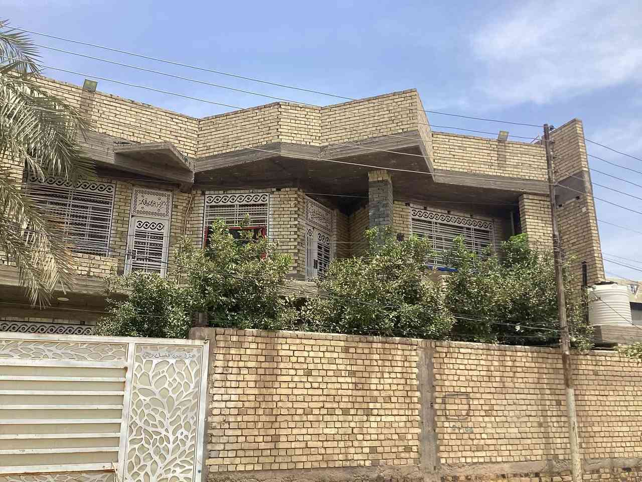 فرصة ذهبية للسكن الراقي في بابل - حي الأساتذة 🏠✨
للبيع منزل مميز بموقع استراتيجي وإطلالة مباشرة على المنتزه، يجمع بين الفخامة والراحة.
تفاصيل العقار:
 المساحة: 300 متر مربع.
 التصميم: طابقان بتوزيع هندسي مثالي.
 المحتويات: 7 غرف نوم واسعة، استقبال فخم، صالة ضيوف مريحة، مطبخ عصري مجهز.
 المميزات الخارجية: كراج خاص، حديقة منسقة بلمسات جمالية، وإطلالة مباشرة ومميزة على المنتزه.
الموقع: حي الأساتذة - منطقة هادئة وراقية وخدمات متكاملة.

***********
