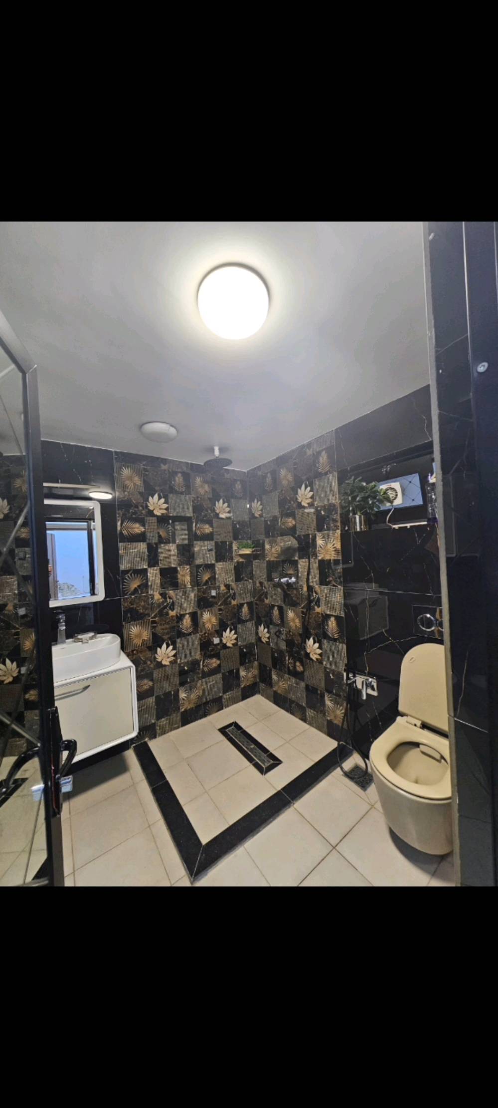 دار للأيجار 
المساحة 150متر 
الدورة شارع ابوطيارة 
يحتوي على 3غرف نوم 
الدار خالي من الاثاث