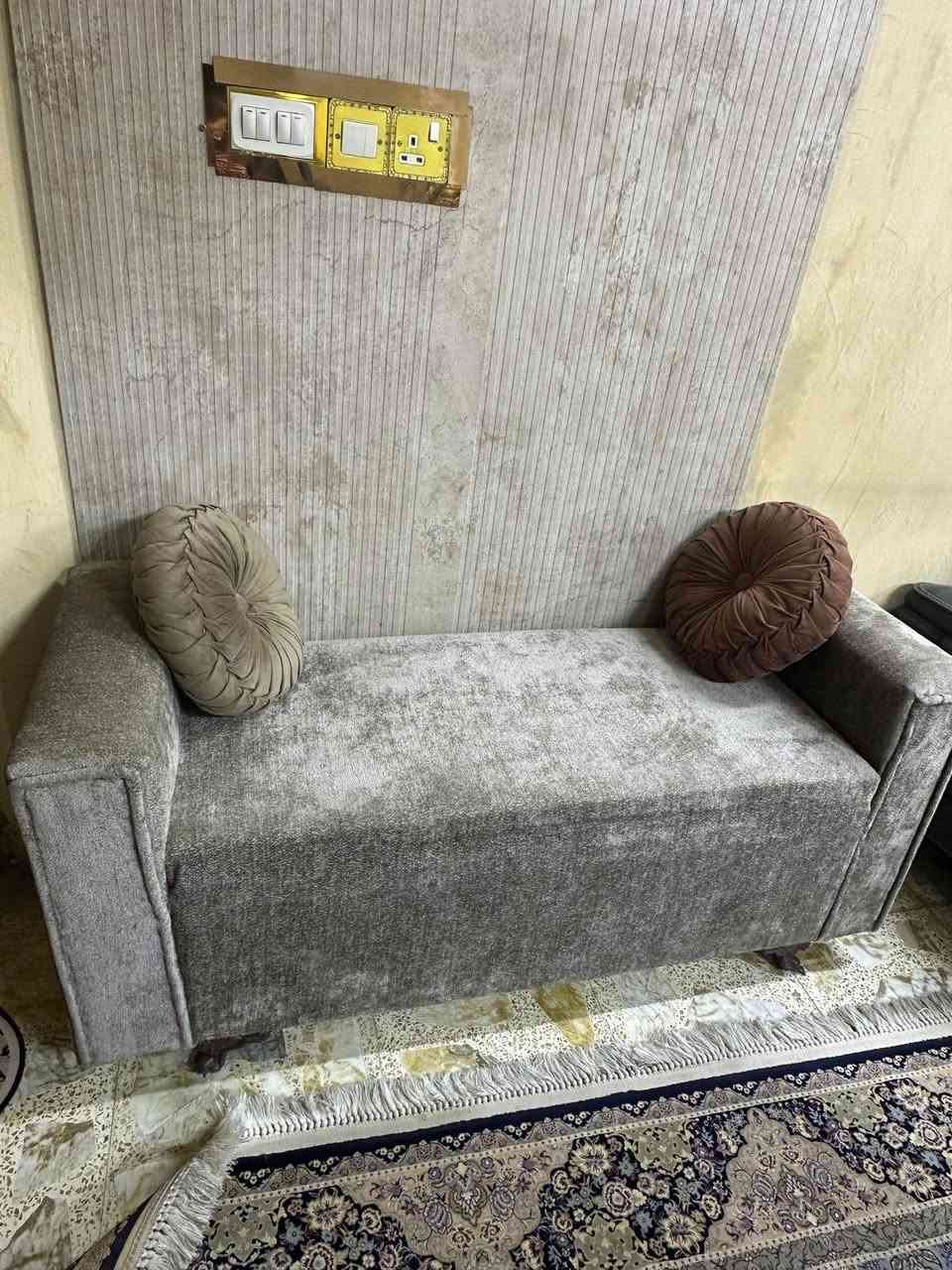 كورنر ٤ ونص متر مع شازلونه واحد ونص متر جديددد ٤٠٠ وبي مجال 
ميز مدخل ٧٥ وبي مجال 
*********** بغداد, العراق
