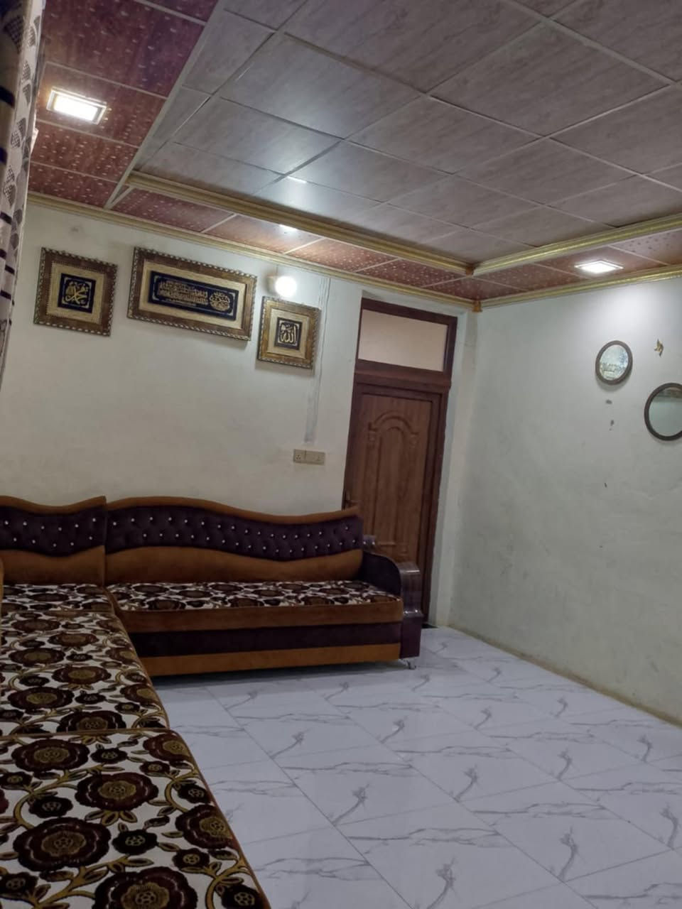 السلام عليكم بيت للبيع مكانة العرصة قرب شارع المركز كامل من كلشي سعره ٣١مليون وبي مجال بسيط التواصل على هذا الرقم ***********
