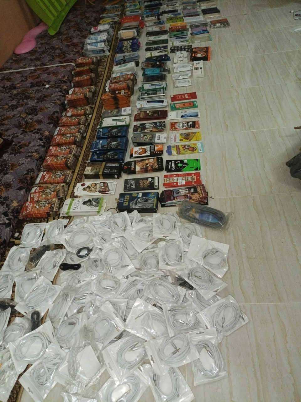معرض البركه 
يوجد لدينا اكسسوارات موبايلات جديد للبيع القطعه 750 دينار العدد حمايت شاشه 945 قطعه اواكس 2 متر 80قطعه
مع كفرات وتوصاله شاحنه ايفون مع شاحن سياره ايفون 
مواد اصليه كاني كرده ***********
