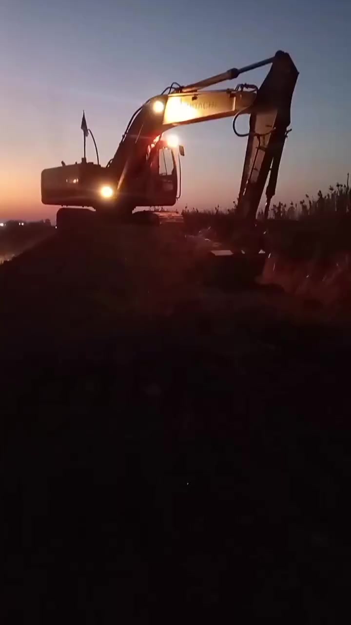 سلام عليكم حفاره هيتاشي زت ثري /موديل 2008 ايلصي حجم 210سنويه وراقم :رقم أربيل رقم :  ***********:واتساب موجود 🤍♥️
